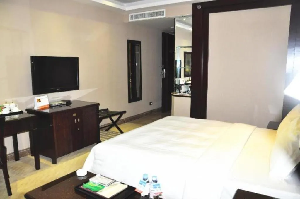 Bed in Dongguan Metropolitan Yijing Hotel