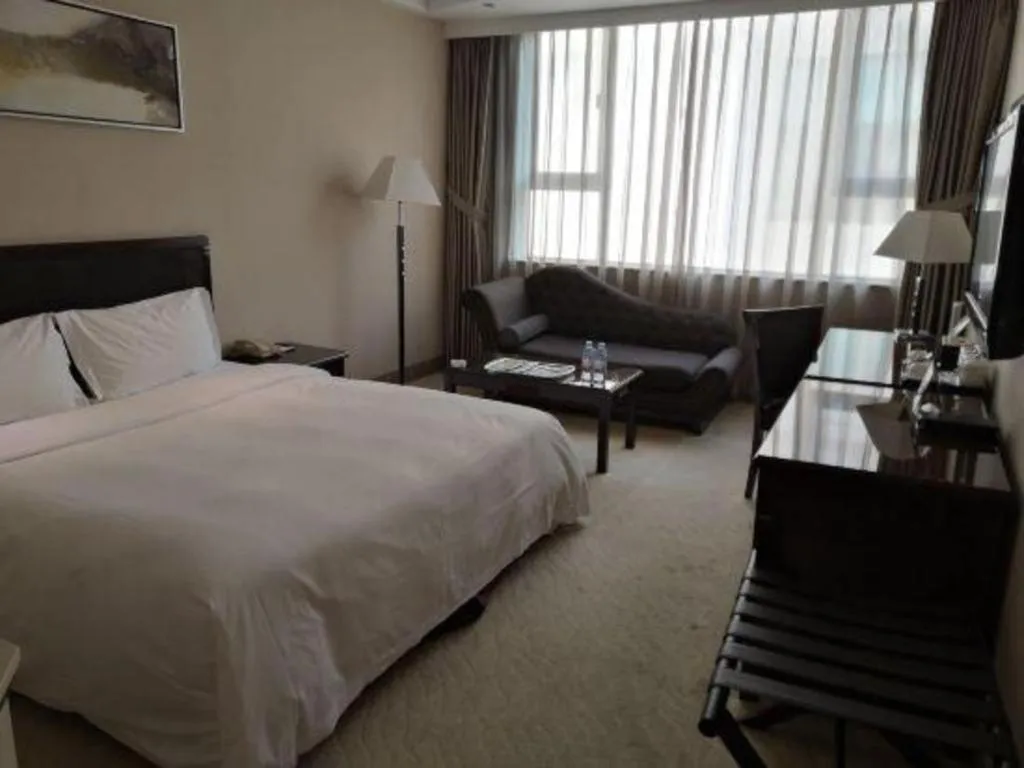 Bed in Dongguan Metropolitan Yijing Hotel