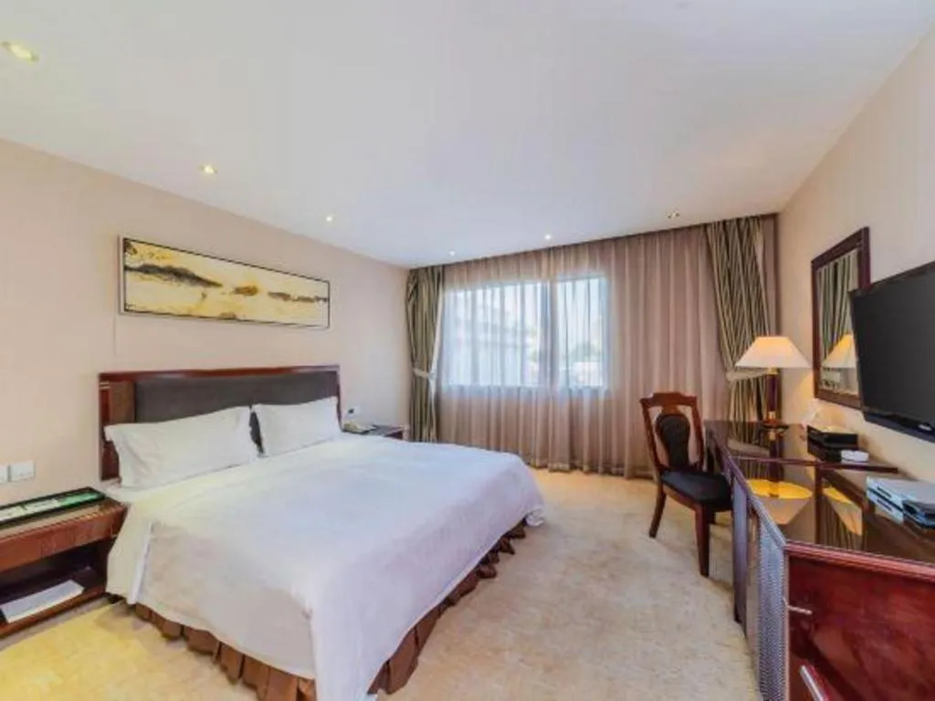 Bed in Dongguan Metropolitan Yijing Hotel