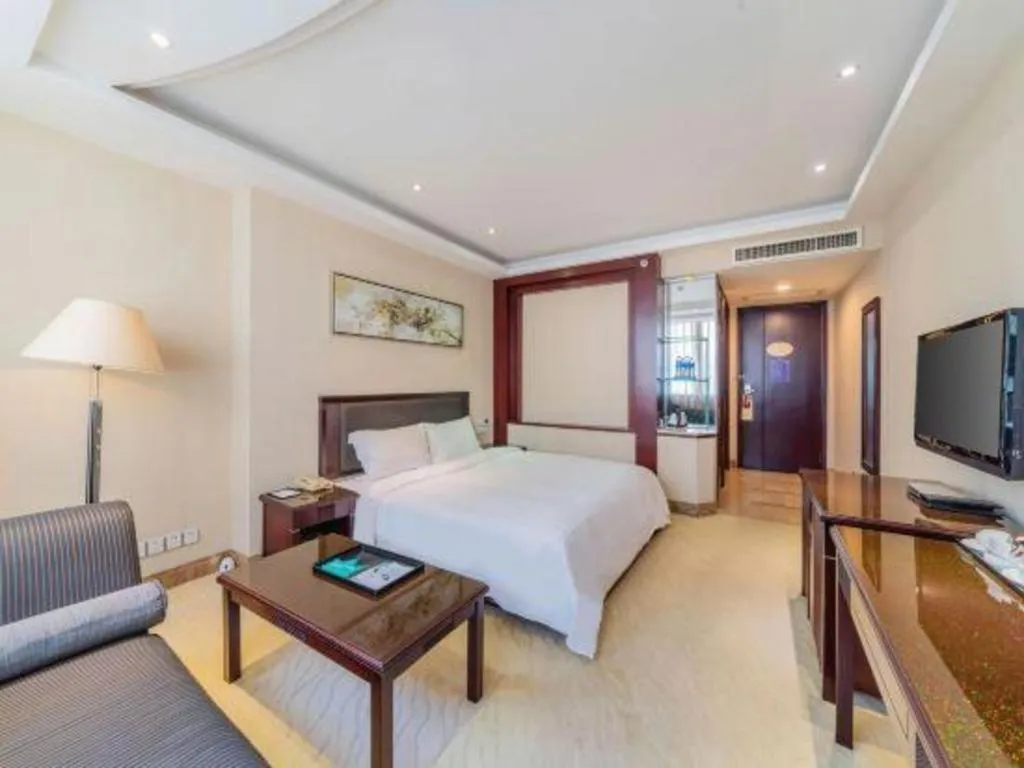 Bed in Dongguan Metropolitan Yijing Hotel