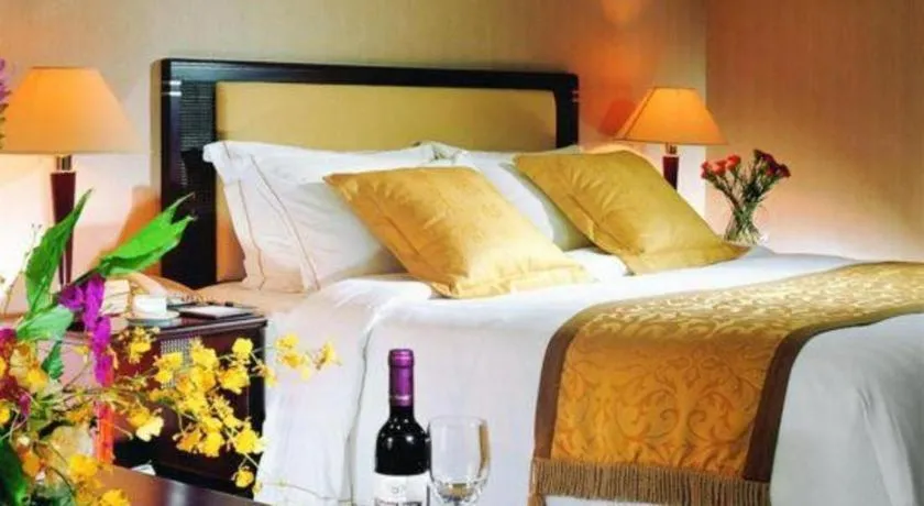 Bed in Dongguan Metropolitan Yijing Hotel