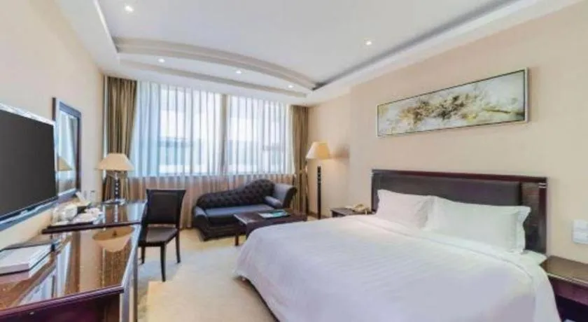 Bed in Dongguan Metropolitan Yijing Hotel