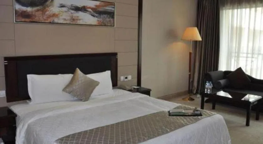 Bed in Dongguan Metropolitan Yijing Hotel
