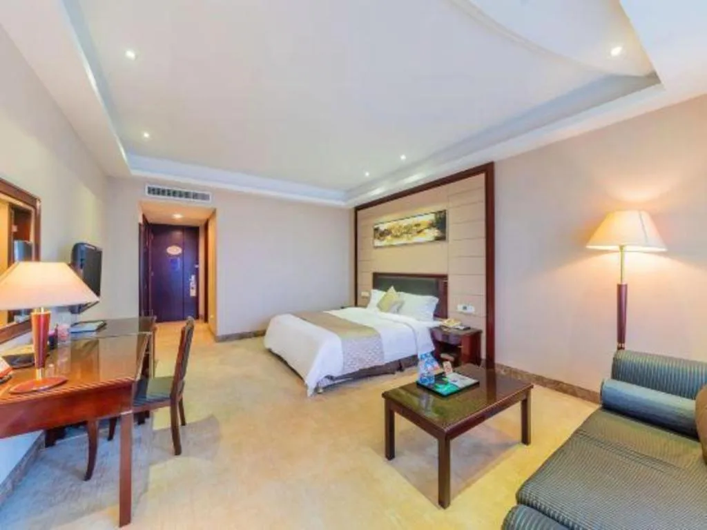 Bed in Dongguan Metropolitan Yijing Hotel