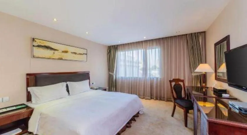 Bed in Dongguan Metropolitan Yijing Hotel