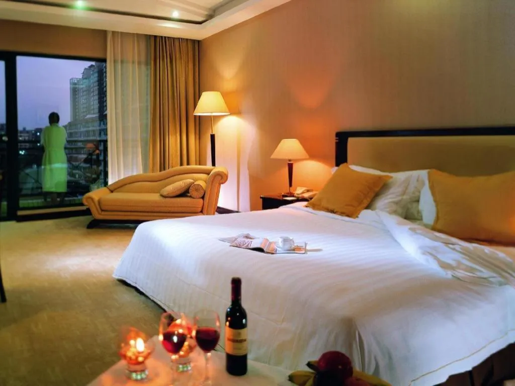 Bed in Dongguan Metropolitan Yijing Hotel