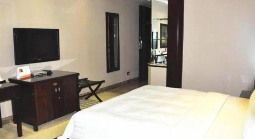 Bed in Dongguan Metropolitan Yijing Hotel