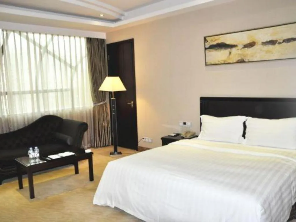 Bed in Dongguan Metropolitan Yijing Hotel