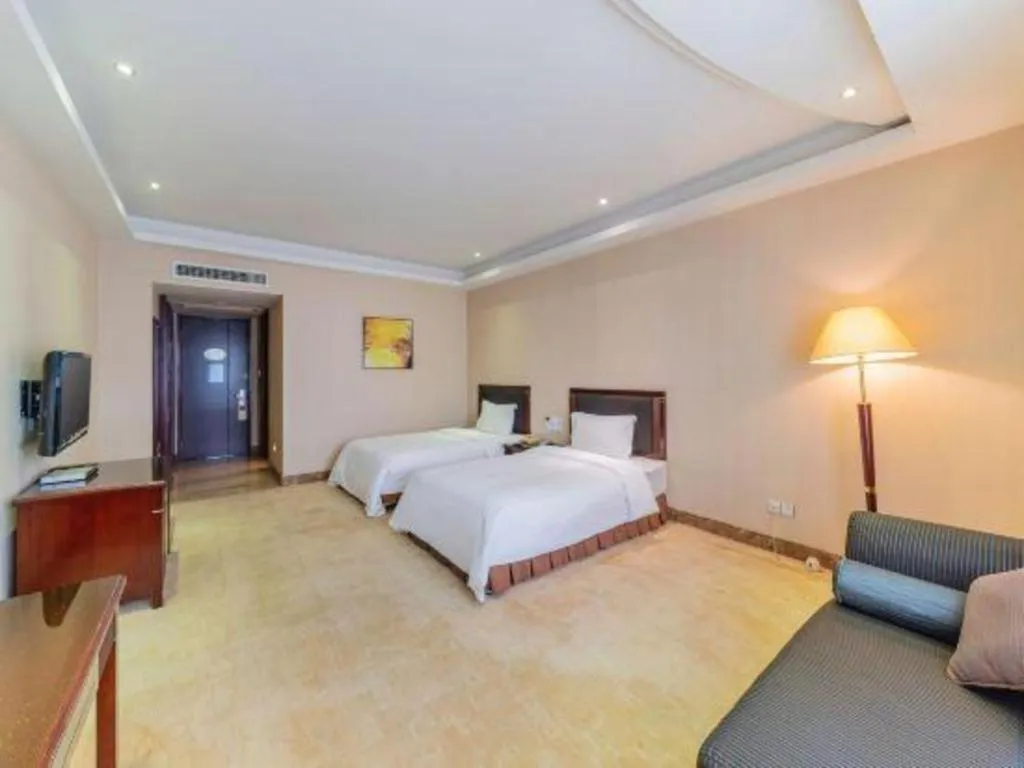 Bed in Dongguan Metropolitan Yijing Hotel