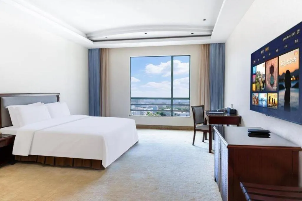 Bed in Dongguan Metropolitan Yijing Hotel