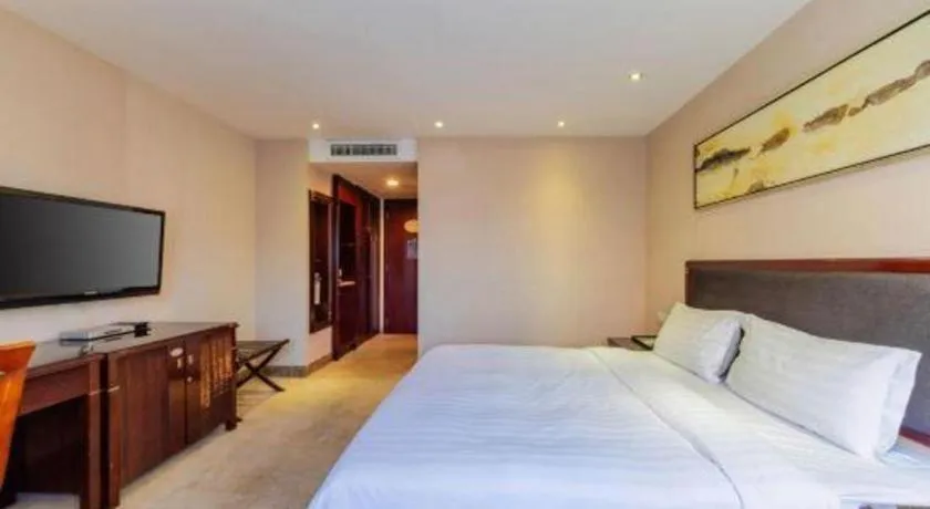 Bed in Dongguan Metropolitan Yijing Hotel