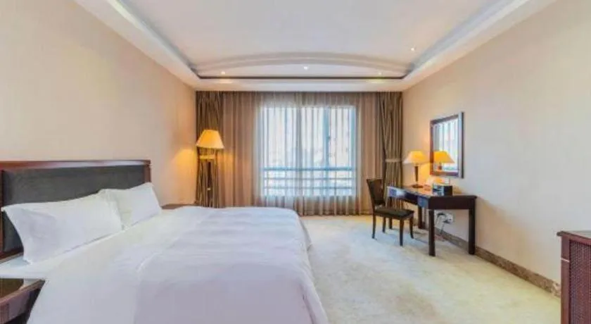 Bed in Dongguan Metropolitan Yijing Hotel