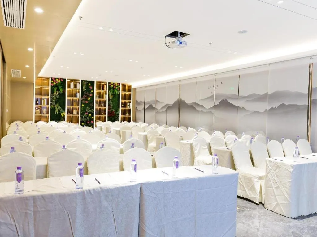 Lavande Hotel Shenzhen Dongmen Shuibeicuizhu Metro Station