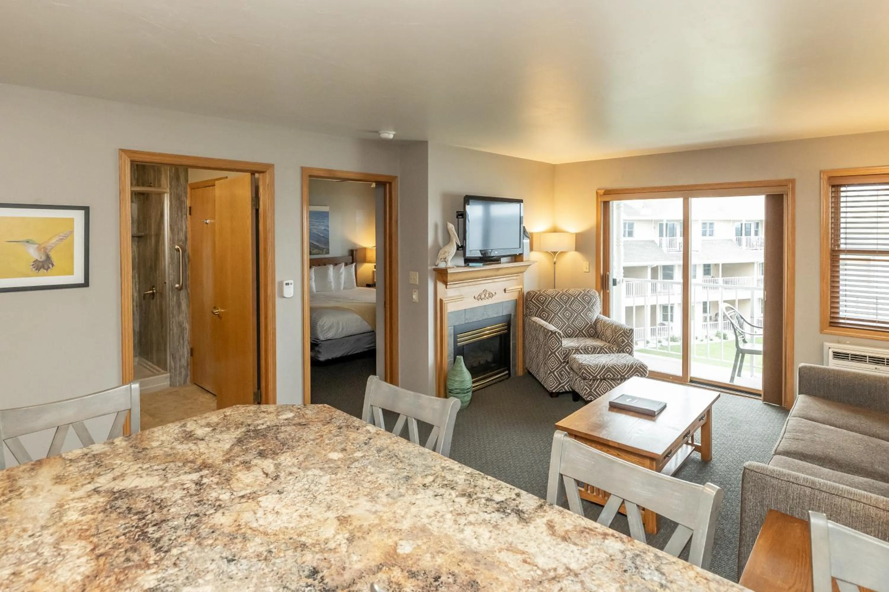 Living room, Bed in Westwood Shores Waterfront Resort
