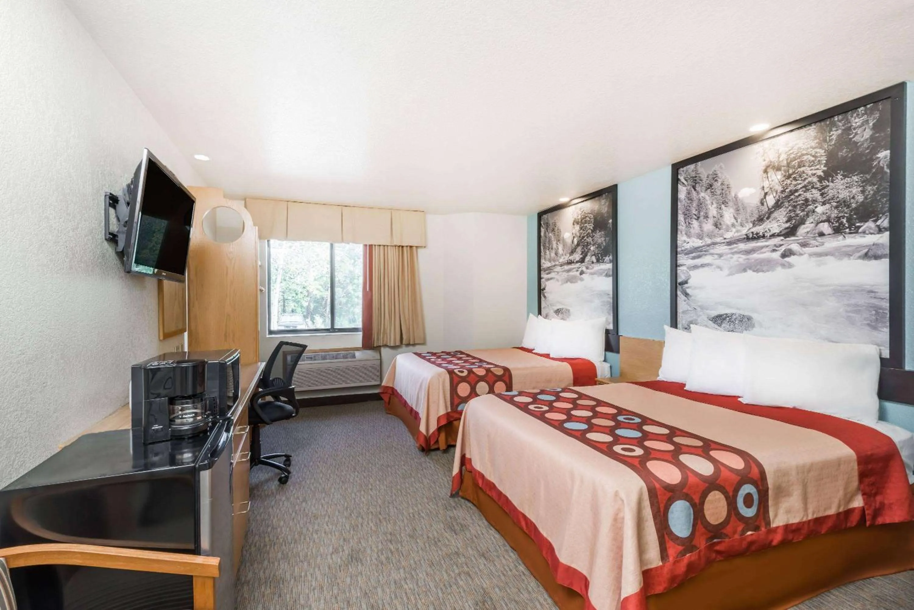 Photo of the whole room, Bed in Super 8 by Wyndham Show Low