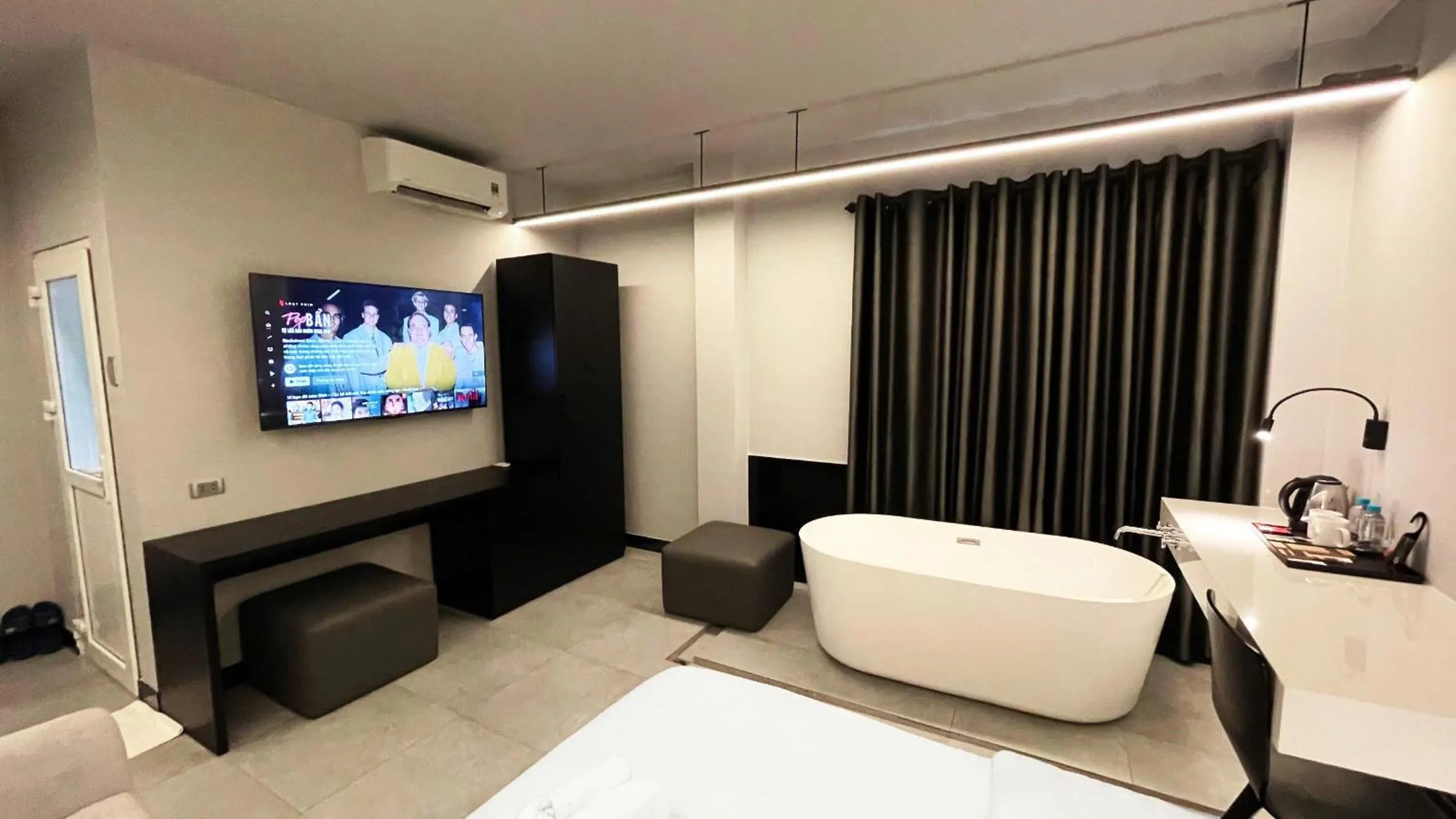 Shower, Bed in A In Hotel Atistar