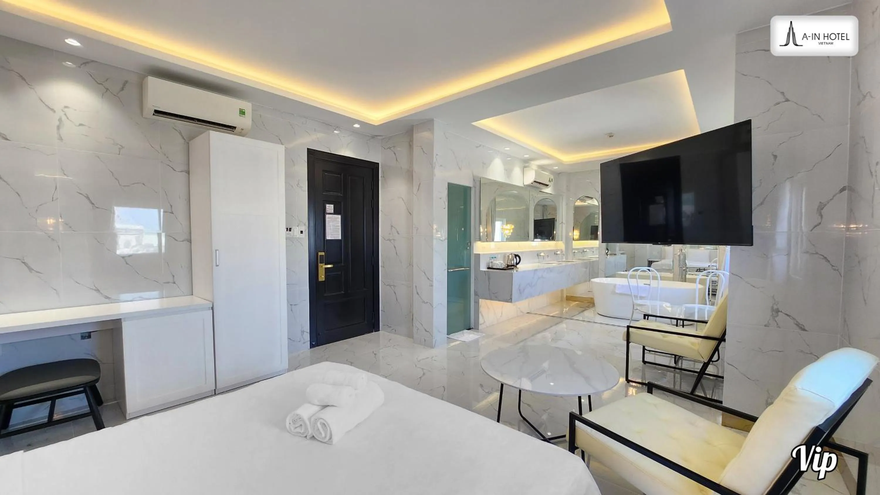 Photo of the whole room, Bed in A In Hotel Atistar