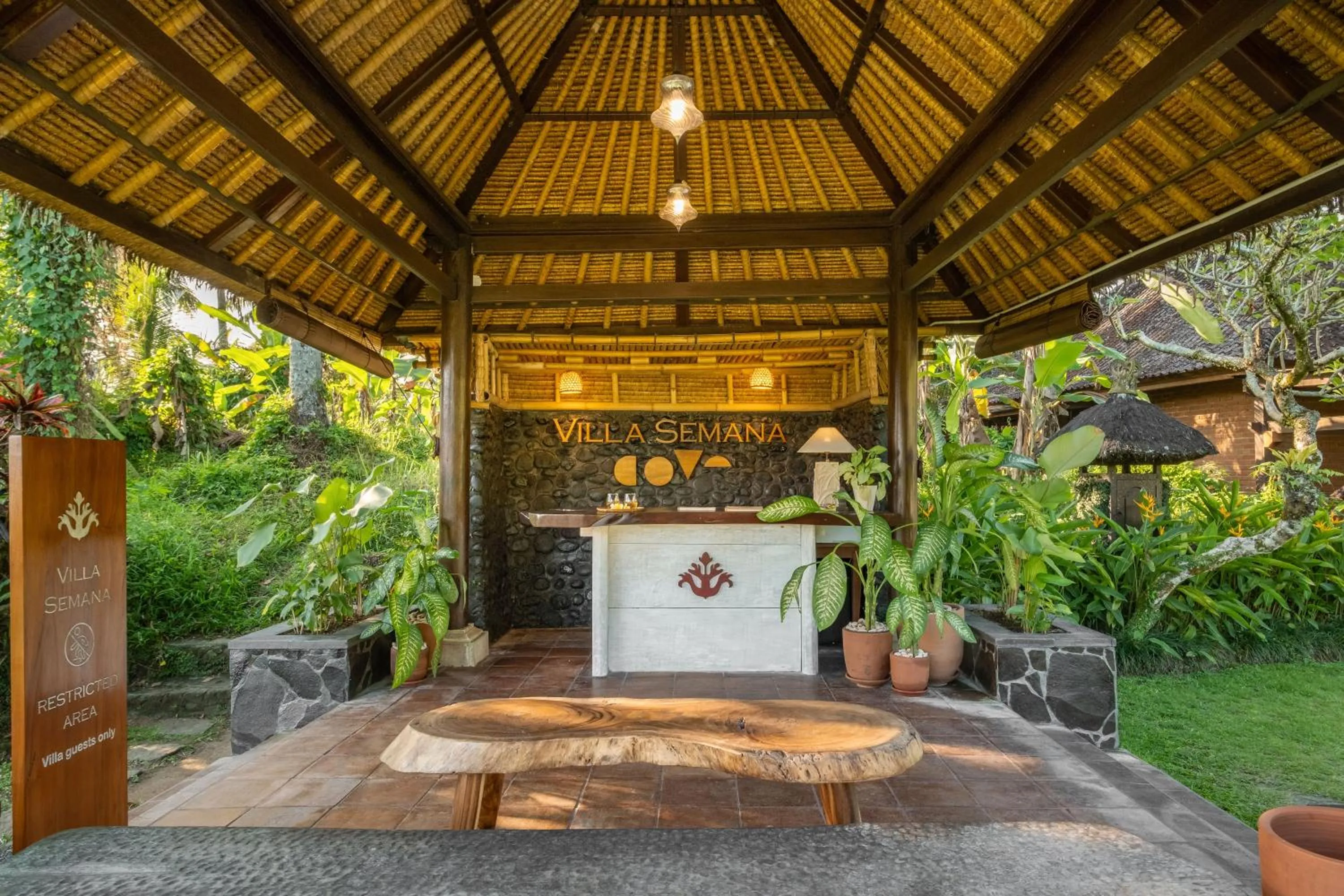 Lobby or reception in Semana Residences by Cove