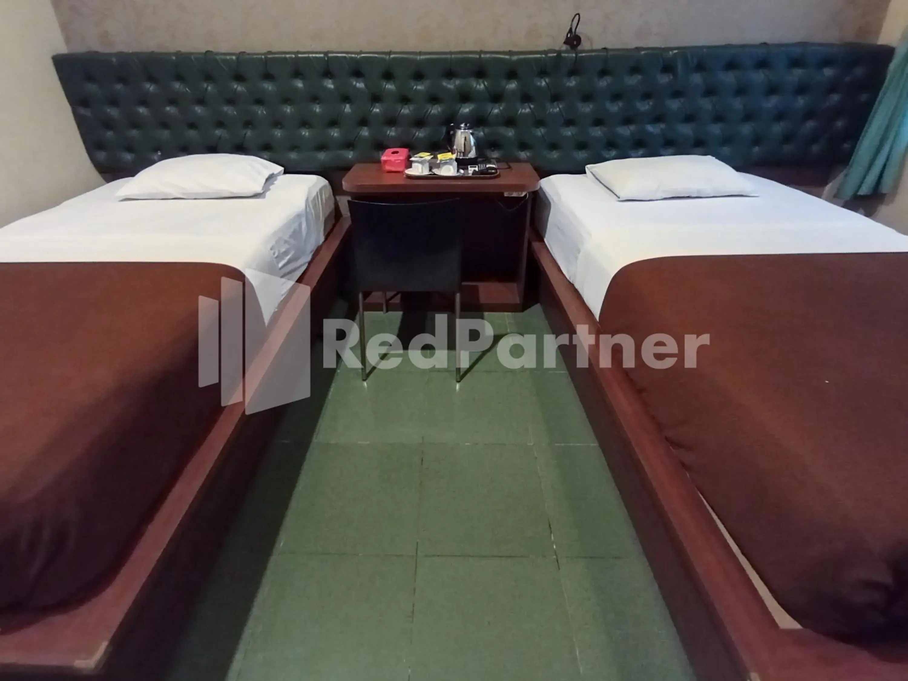 Deluxe Twin Room in Nillo Hotel Kebumen Mitra RedDoorz Deluxe Twin Room in Nillo Hotel Kebumen Mitra RedDoorz