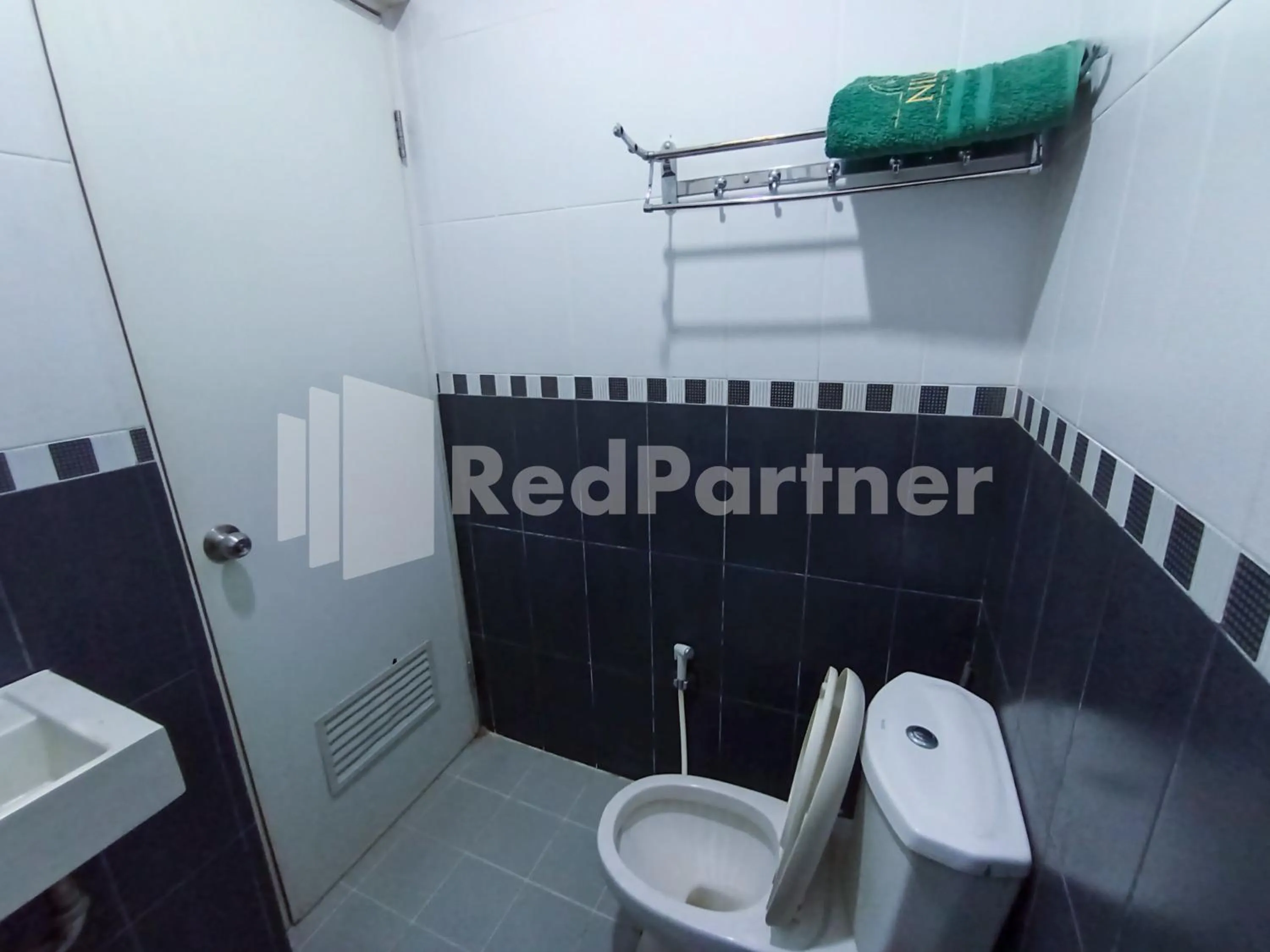 Bathroom in Nillo Hotel Kebumen Mitra RedDoorz