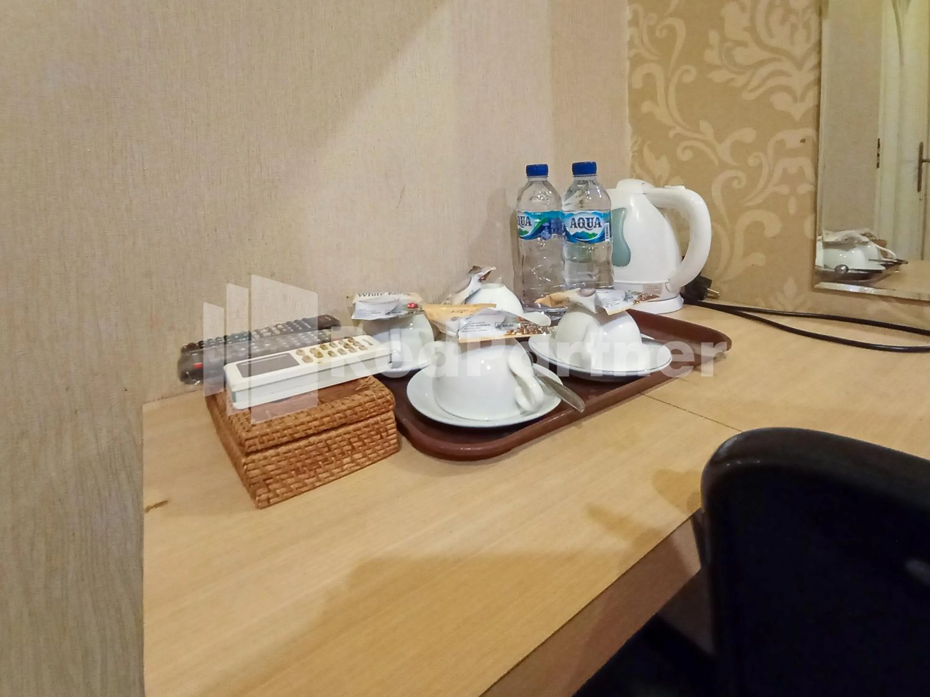 Coffee/tea facilities in Nillo Hotel Kebumen Mitra RedDoorz