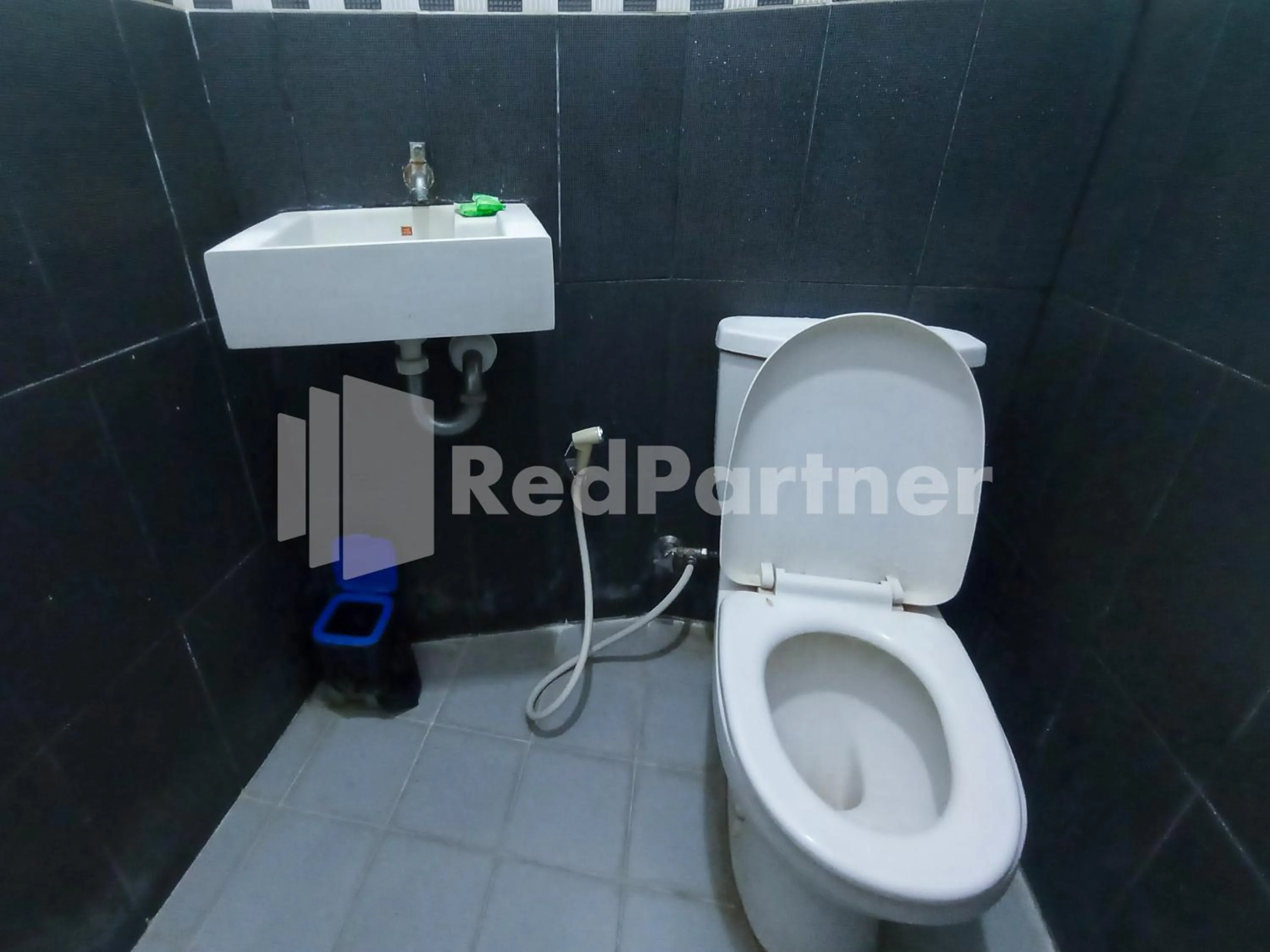 Bathroom in Nillo Hotel Kebumen Mitra RedDoorz