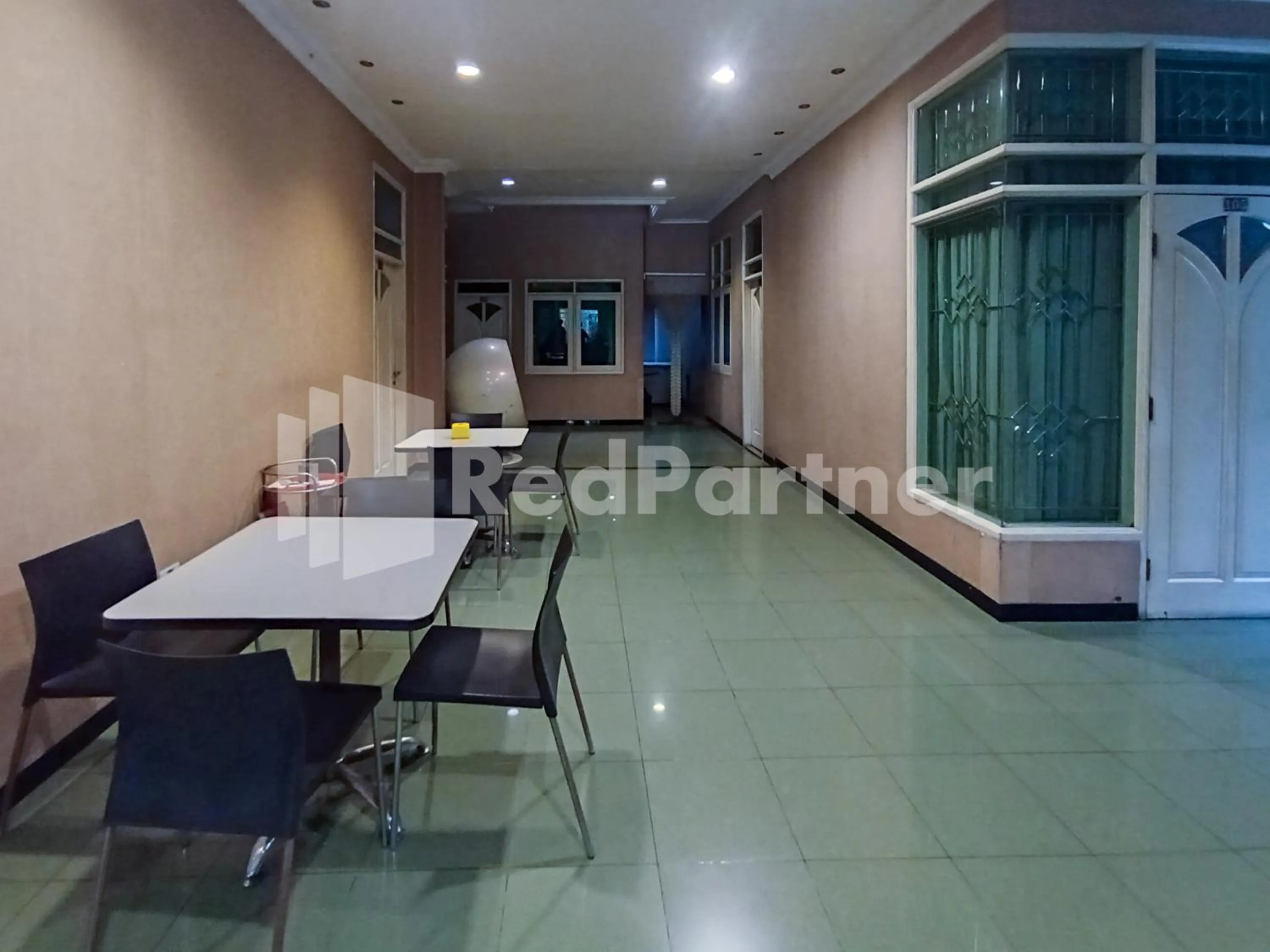 Seating area in Nillo Hotel Kebumen Mitra RedDoorz