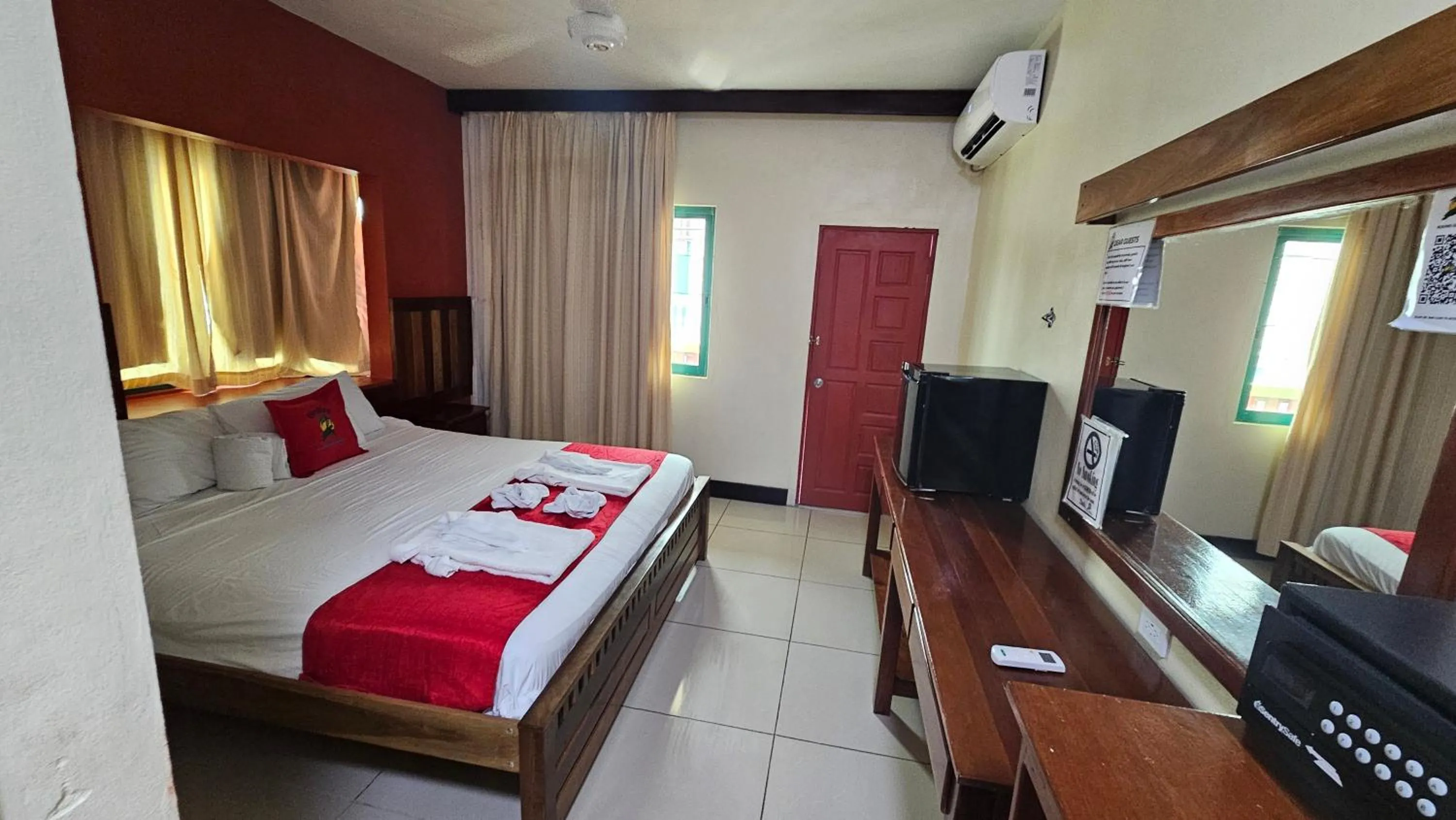 Bedroom, Bed in Caye Caulker Plaza Hotel
