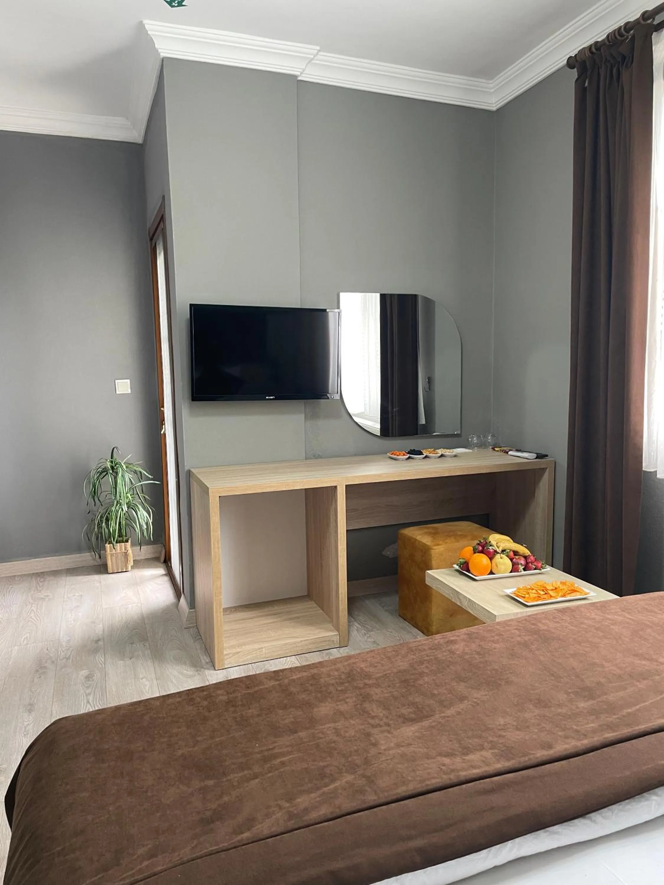 Communal lounge/ TV room, Bed in PUGARi HOTEL