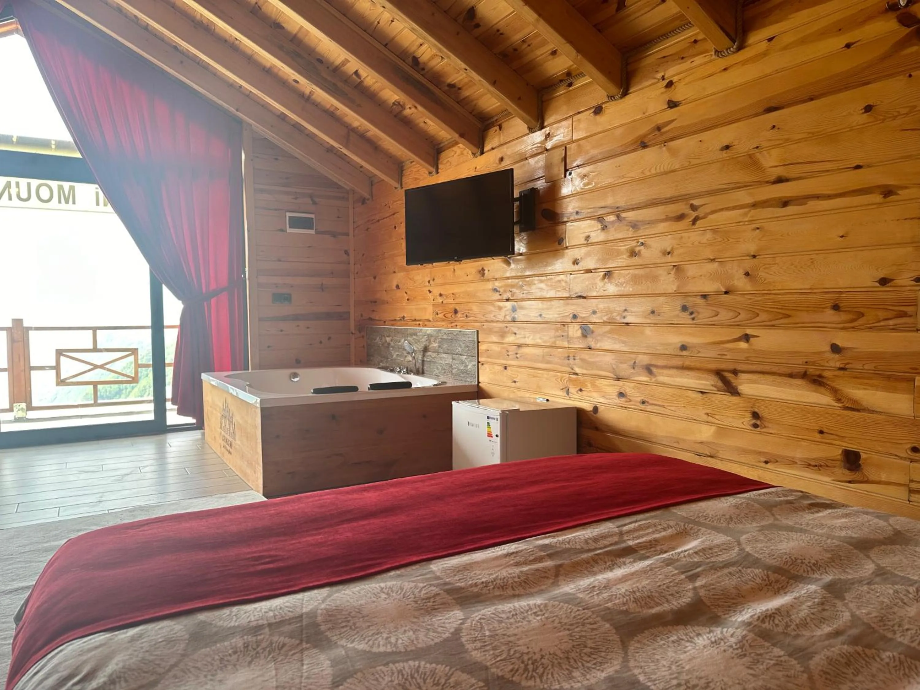 Communal lounge/ TV room, Bed in PUGARi HOTEL