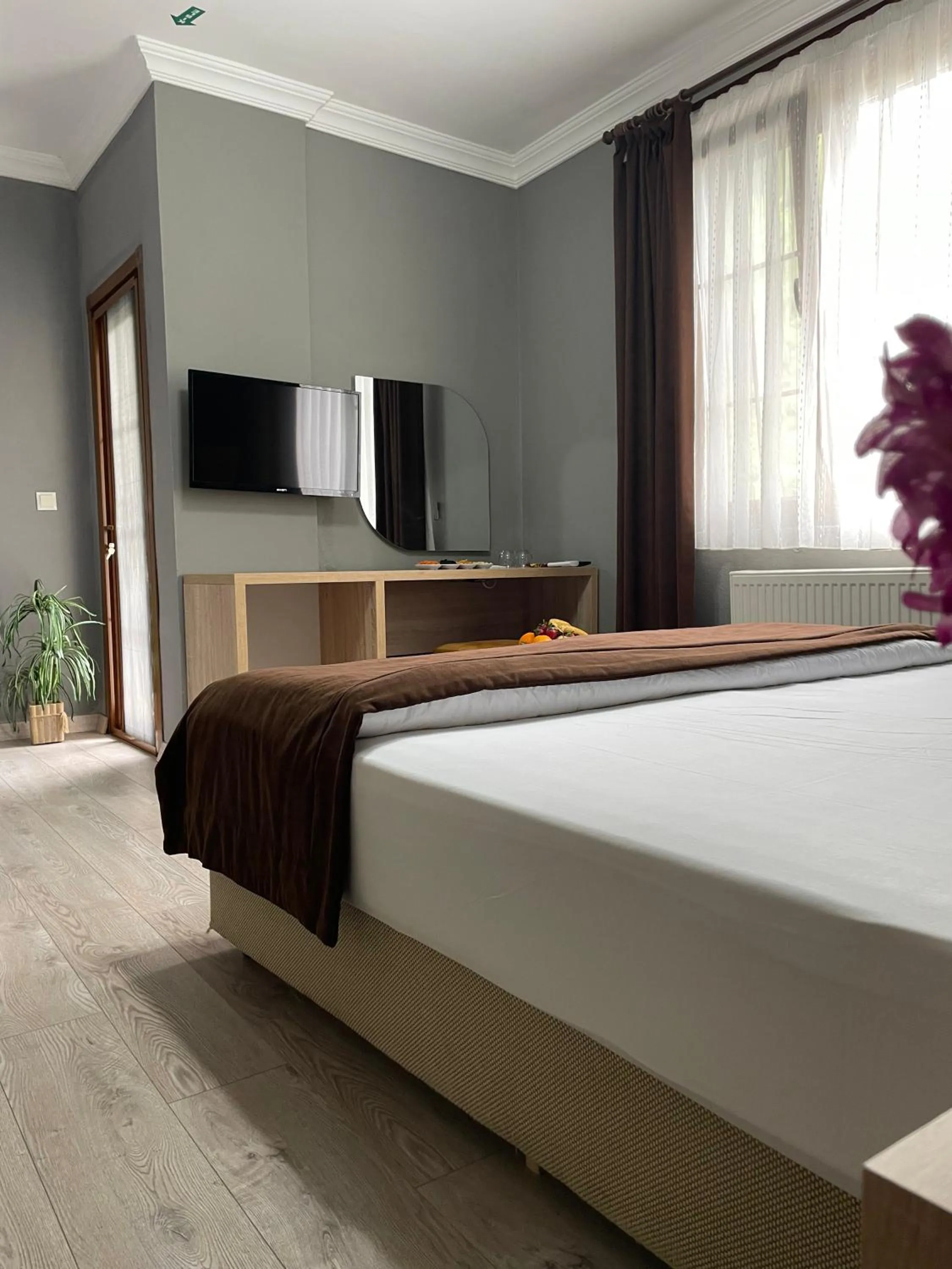 Communal lounge/ TV room, Bed in PUGARi HOTEL