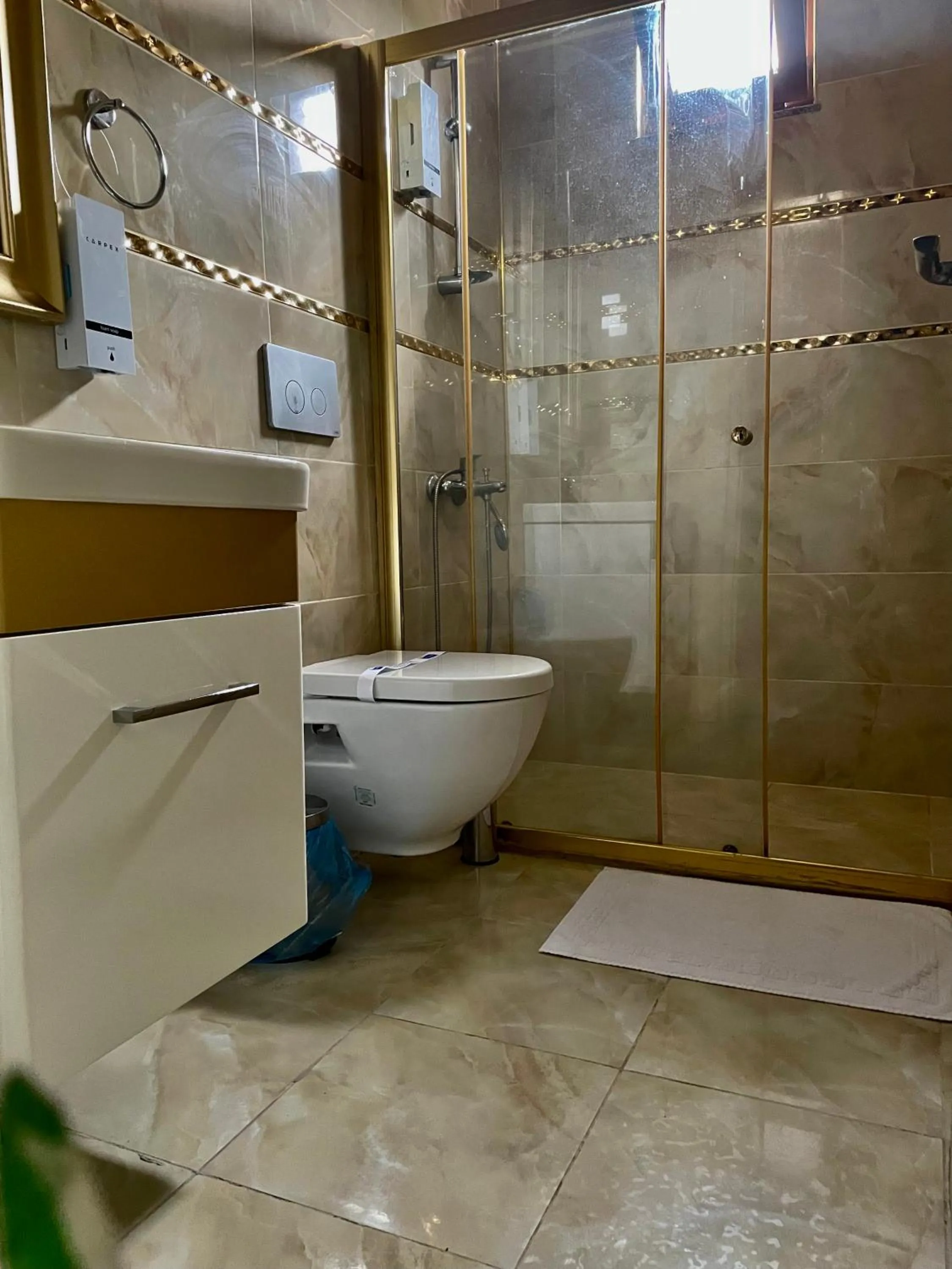 Shower in PUGARi HOTEL