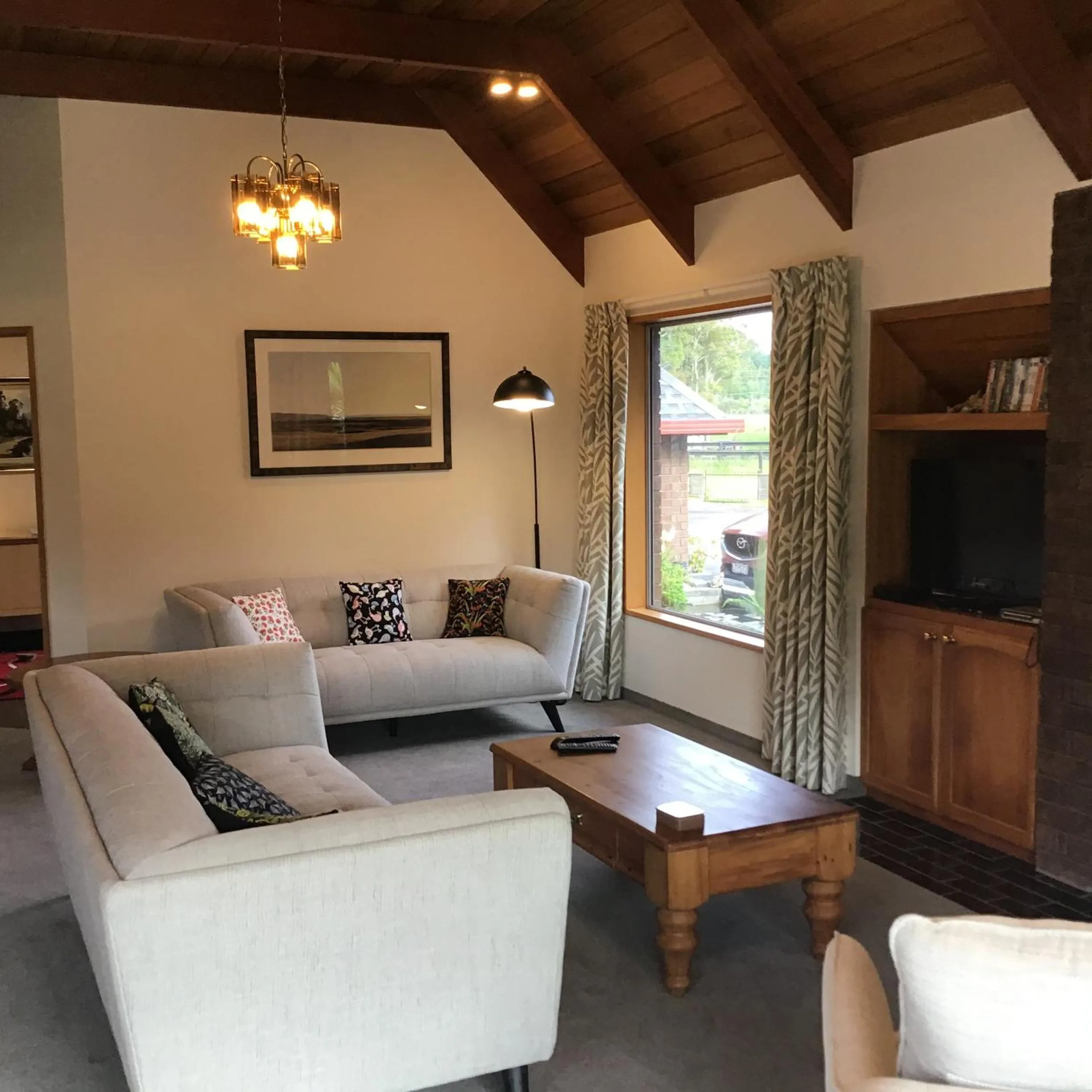 Communal lounge/ TV room in Woodland Glen Lodge B&B