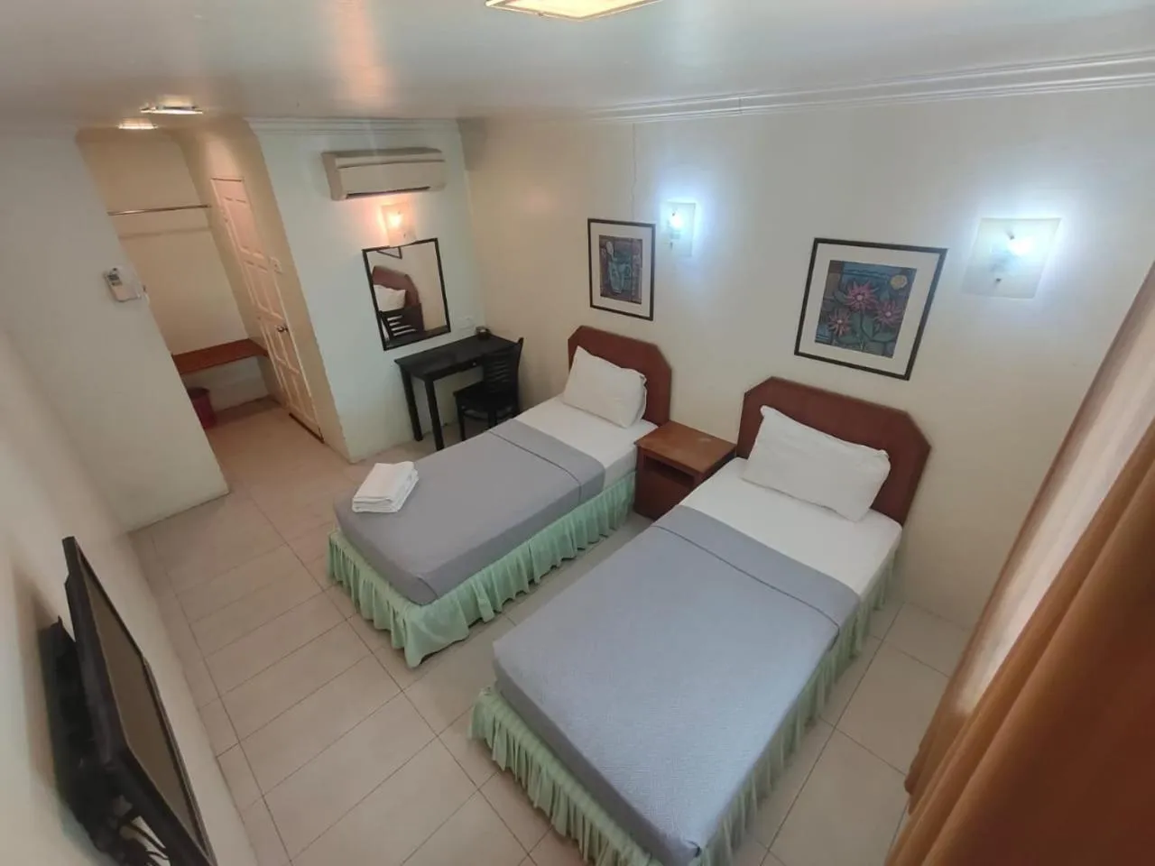 Bed in TRAVELLERS LODGE