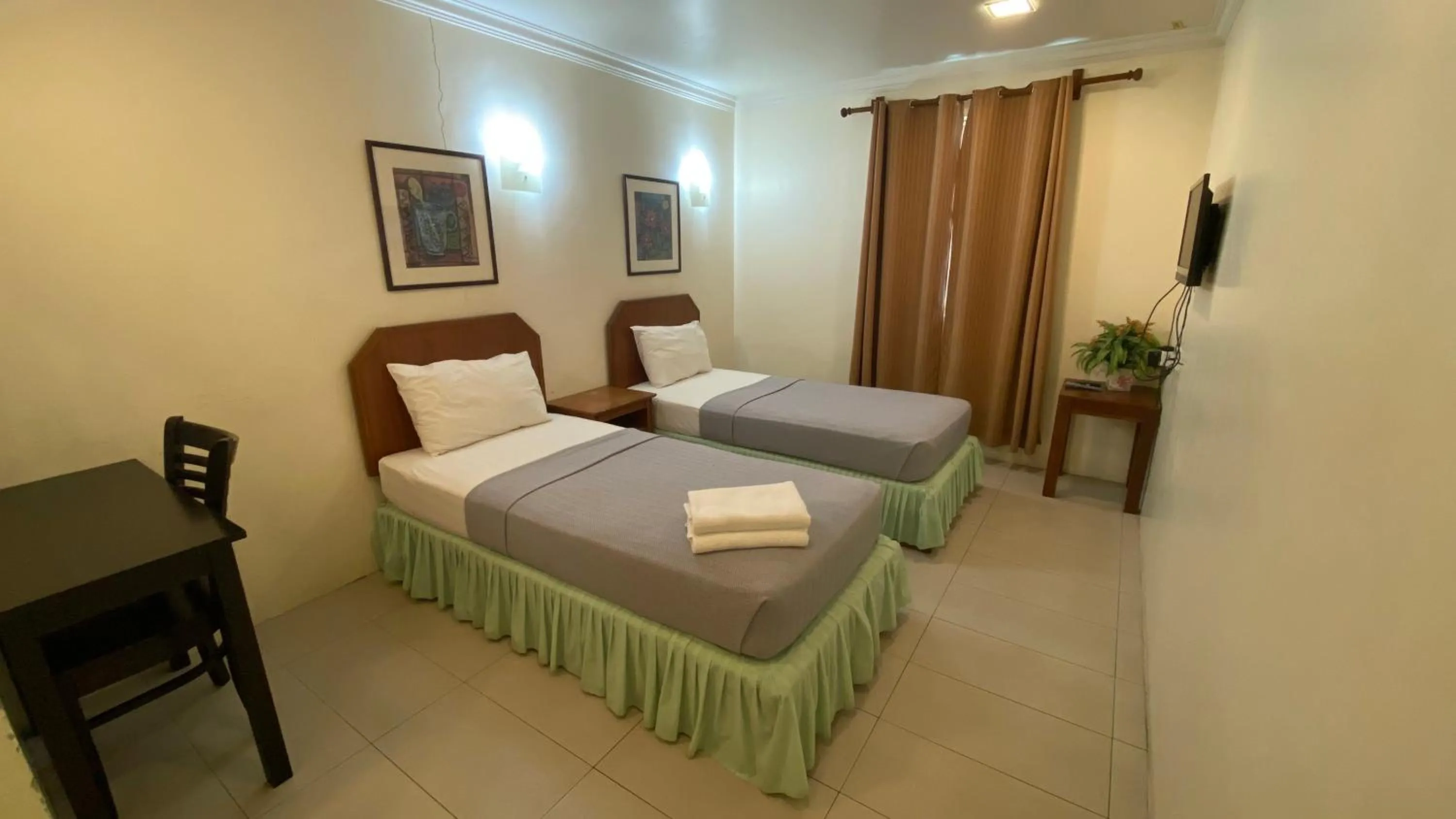 Bed in TRAVELLERS LODGE