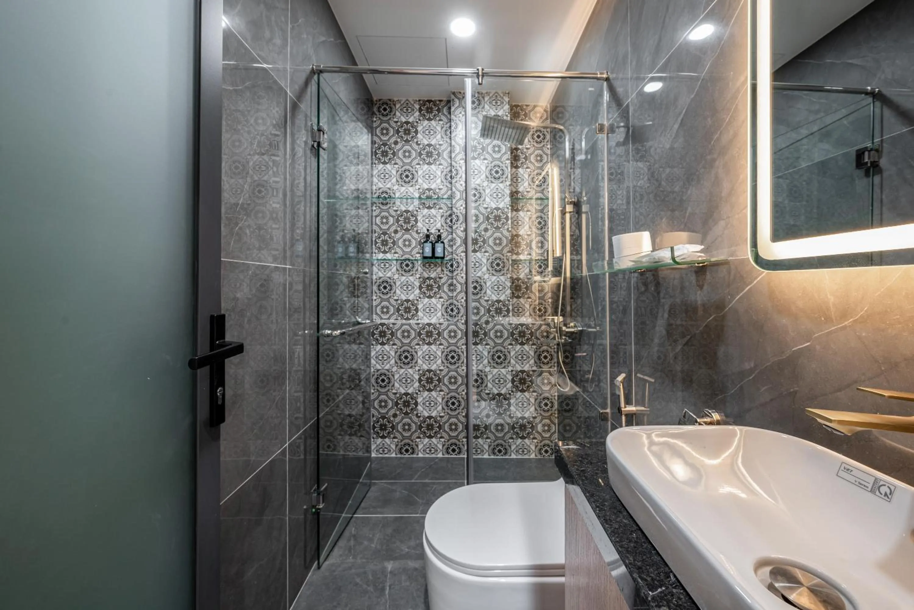 Shower in Cozrum Home - Daisy House