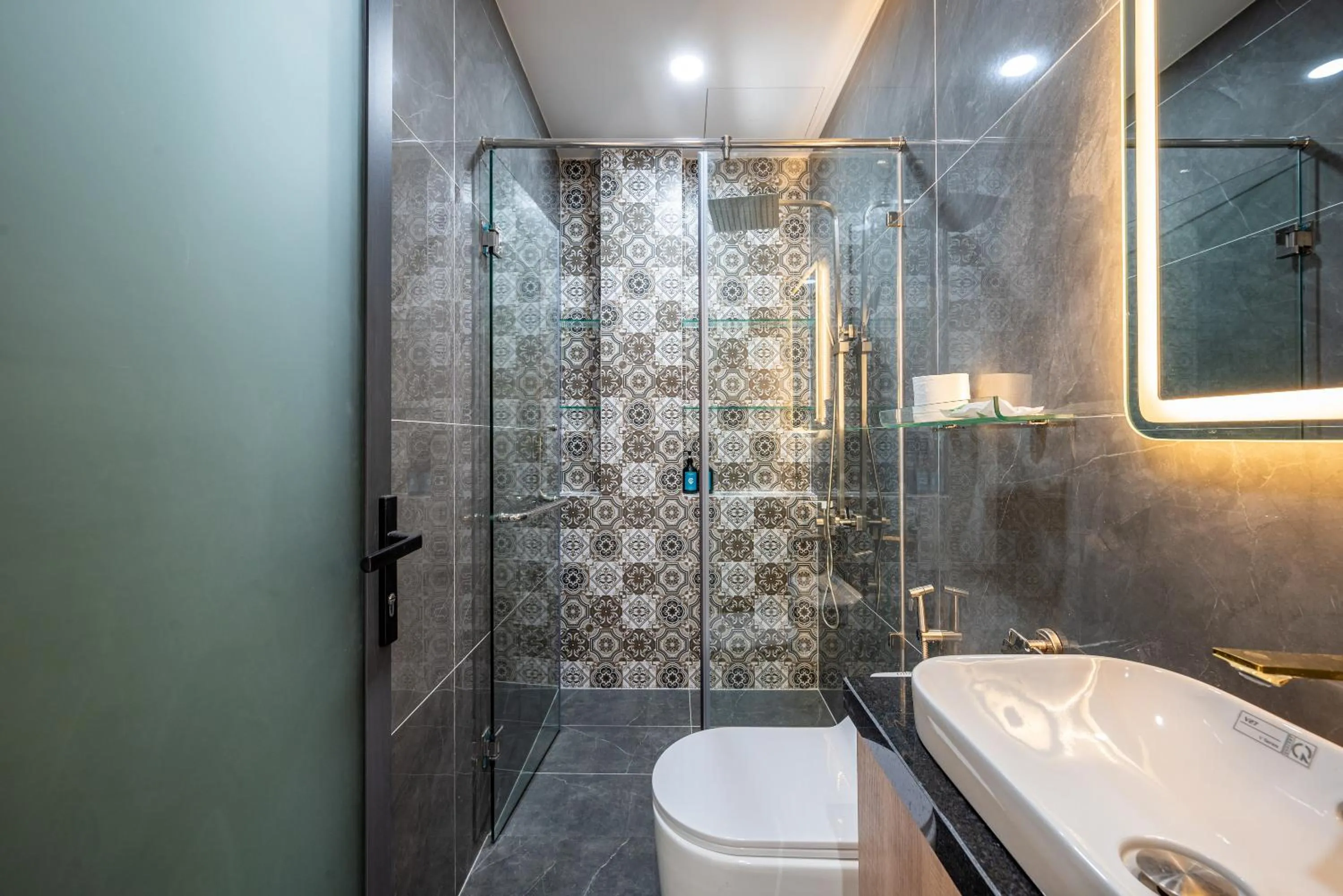 Shower in Cozrum Home - Daisy House