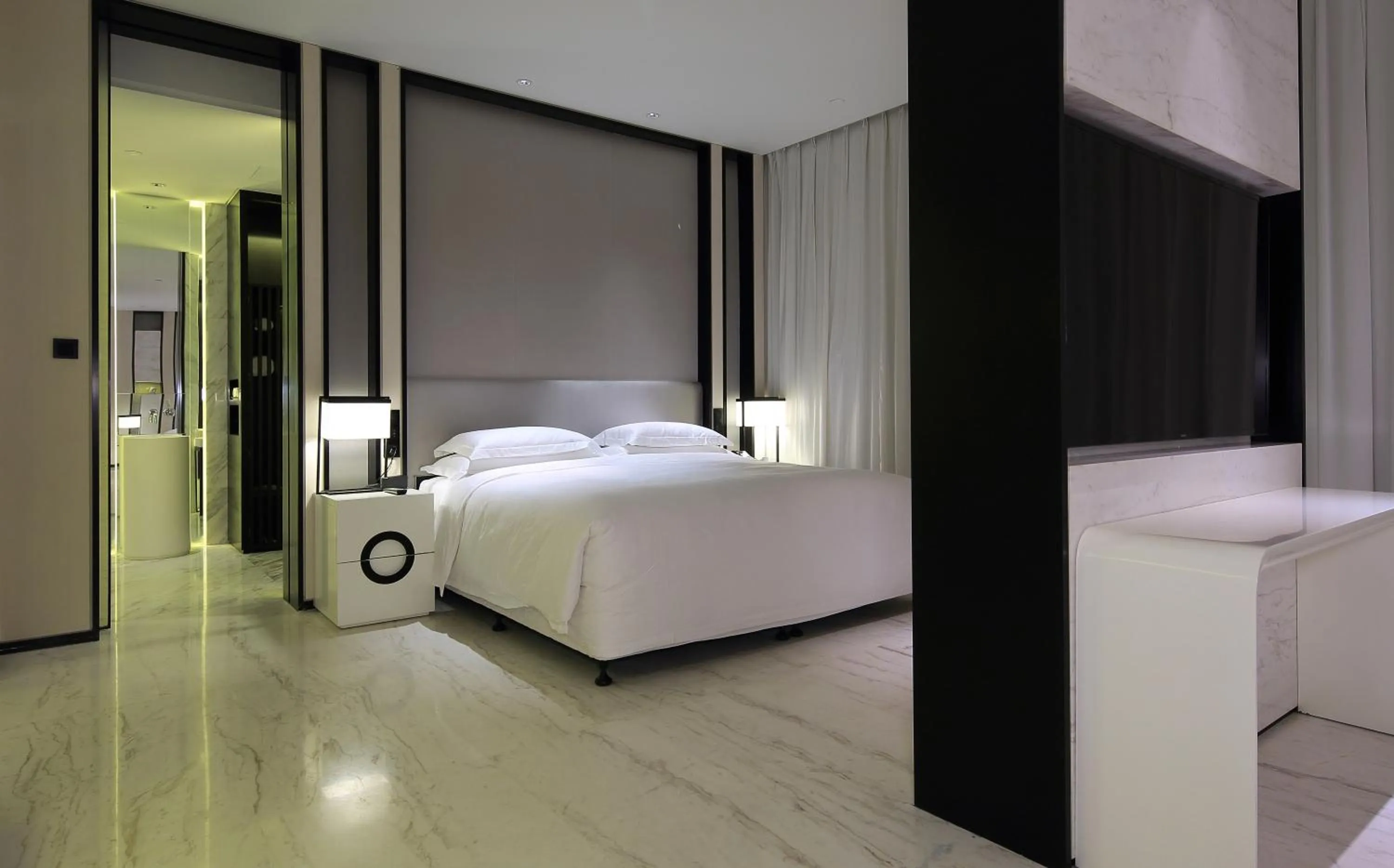 Photo of the whole room, Bed in Wuhan Ziyuan Hotel