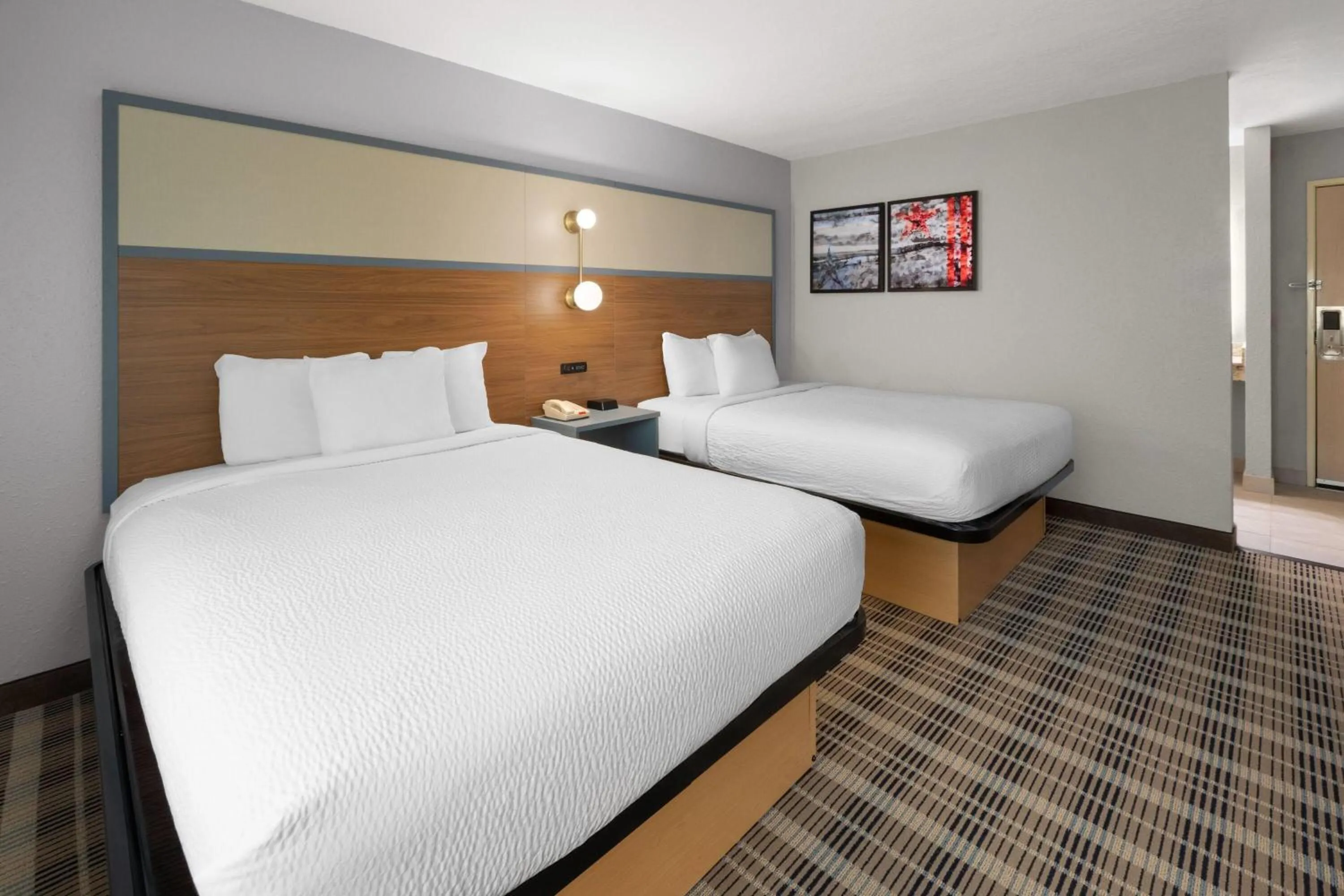 Photo of the whole room, Bed in AmericInn by Wyndham Douglas/Saugatuck