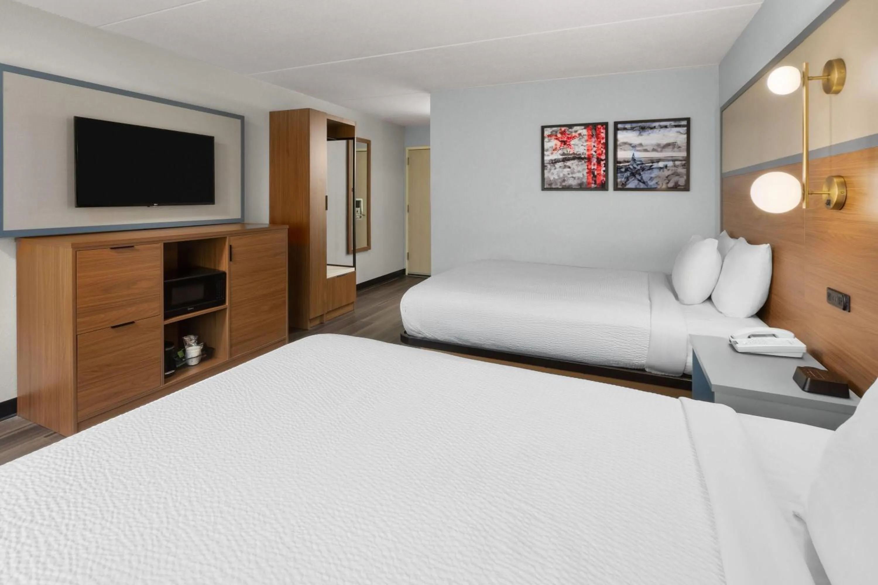 Photo of the whole room, Bed in AmericInn by Wyndham Douglas/Saugatuck