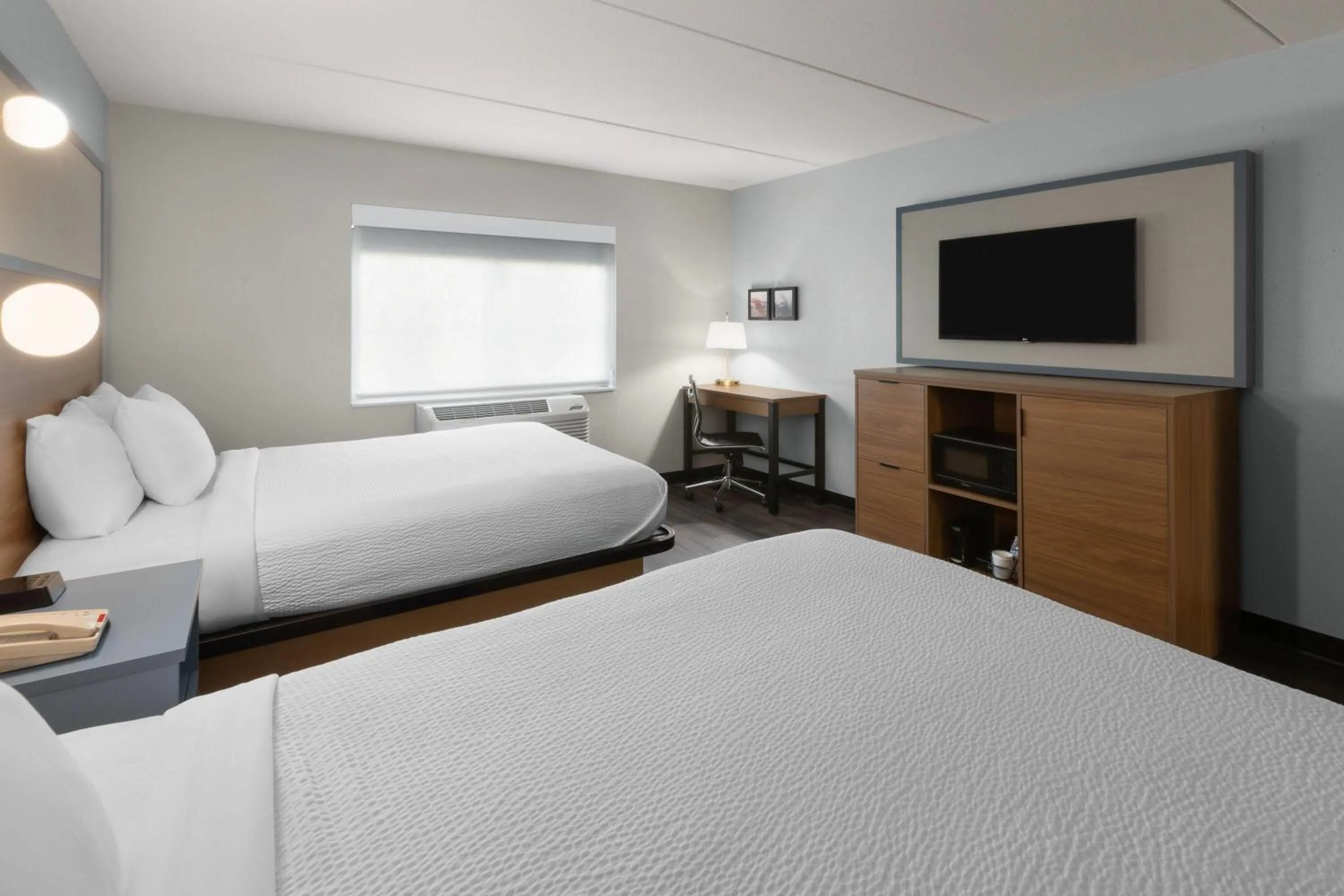 Photo of the whole room, Bed in AmericInn by Wyndham Douglas/Saugatuck