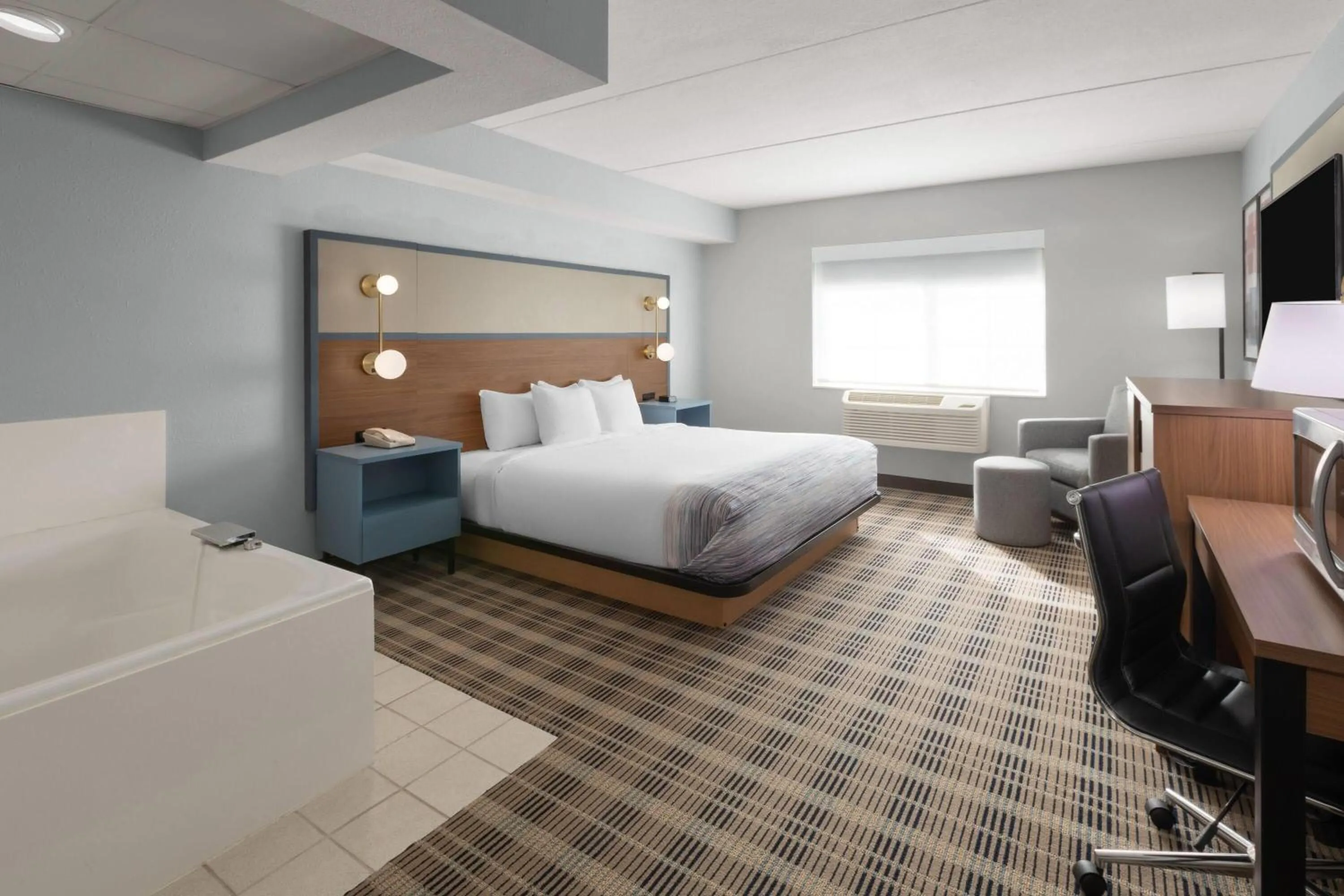 Photo of the whole room, Bed in AmericInn by Wyndham Douglas/Saugatuck