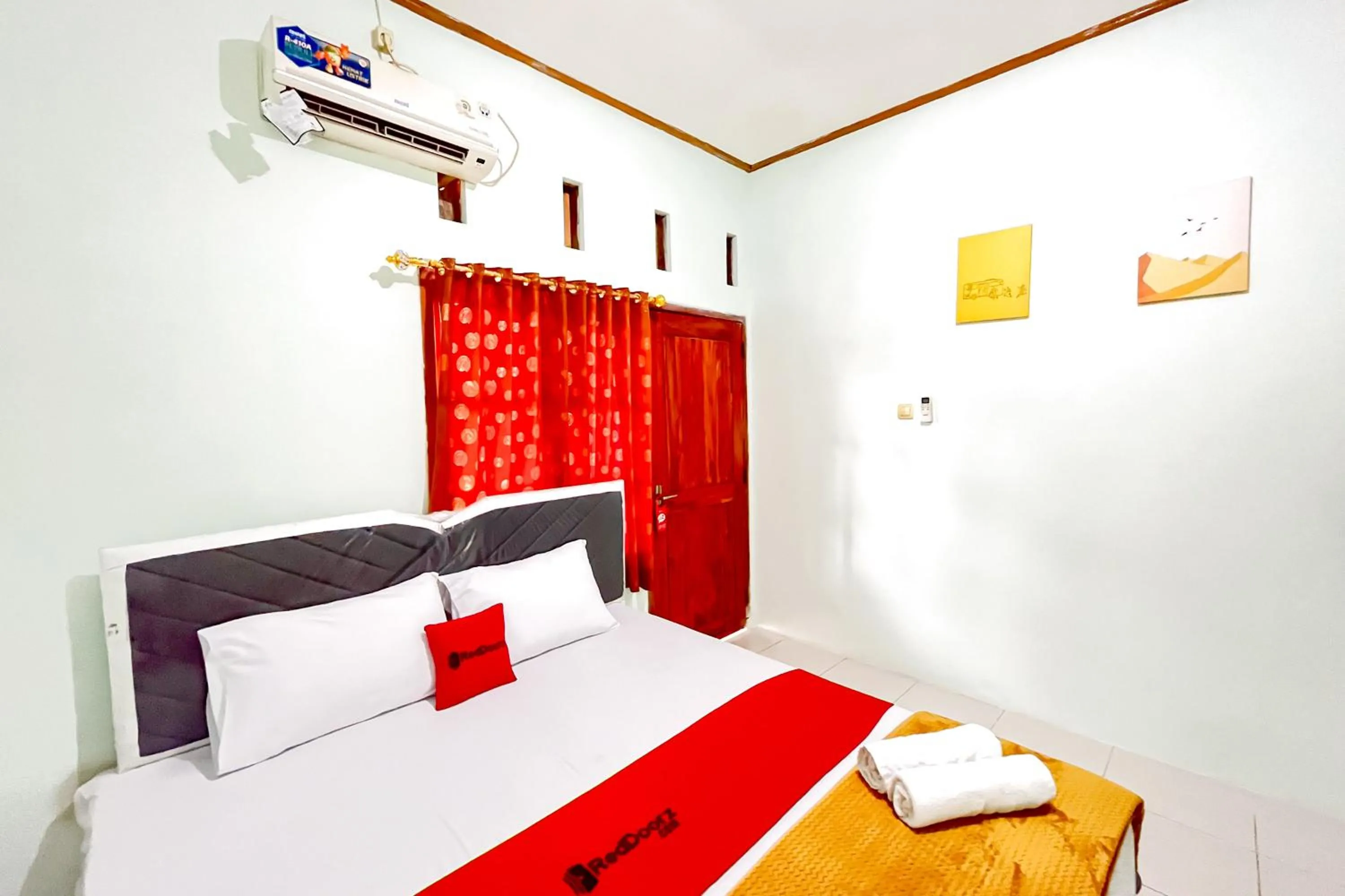 Standard Twin Room in RedDoorz Syariah near RS Bhayangkara Nganjuk