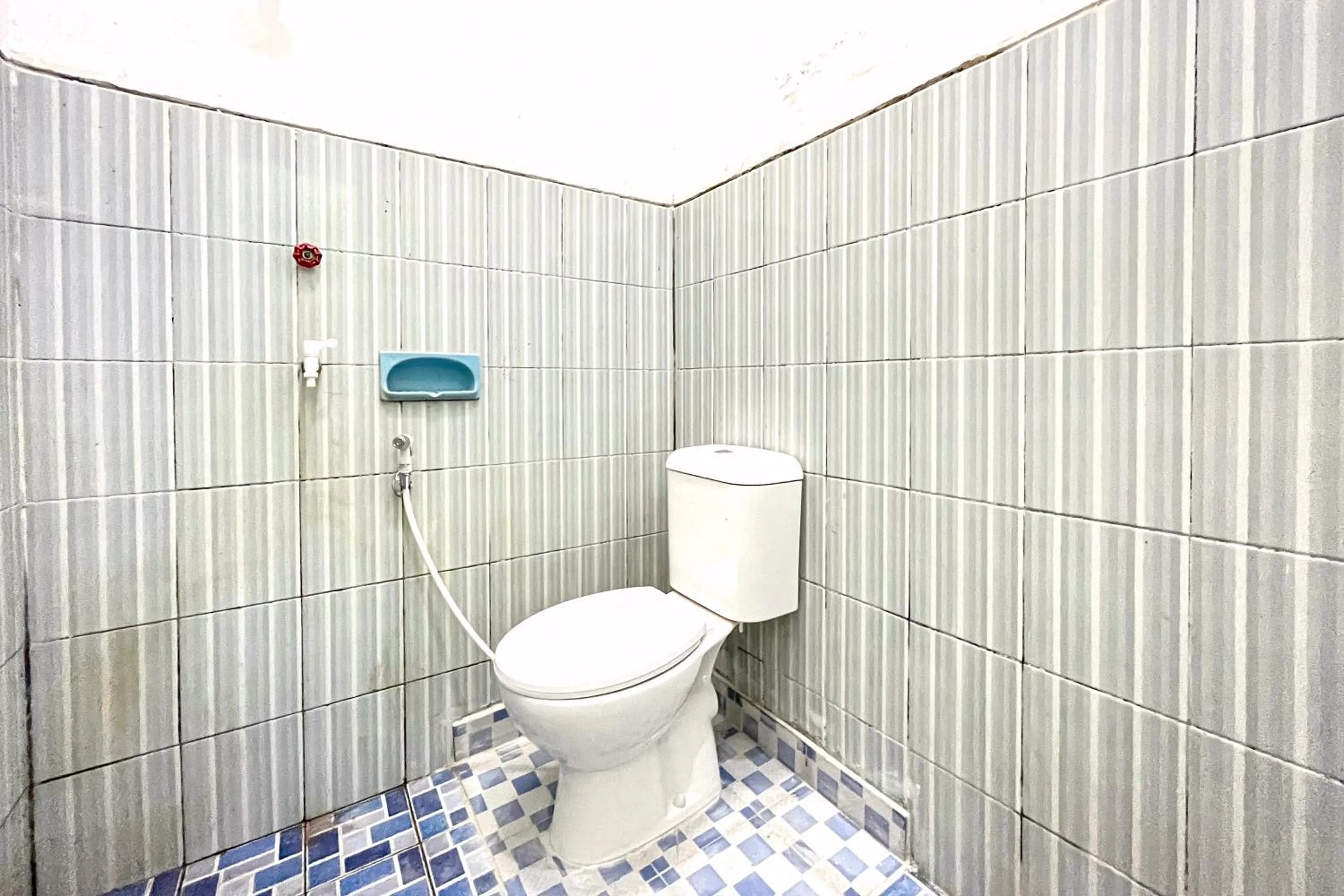 Standard Twin Room in RedDoorz Syariah near RS Bhayangkara Nganjuk