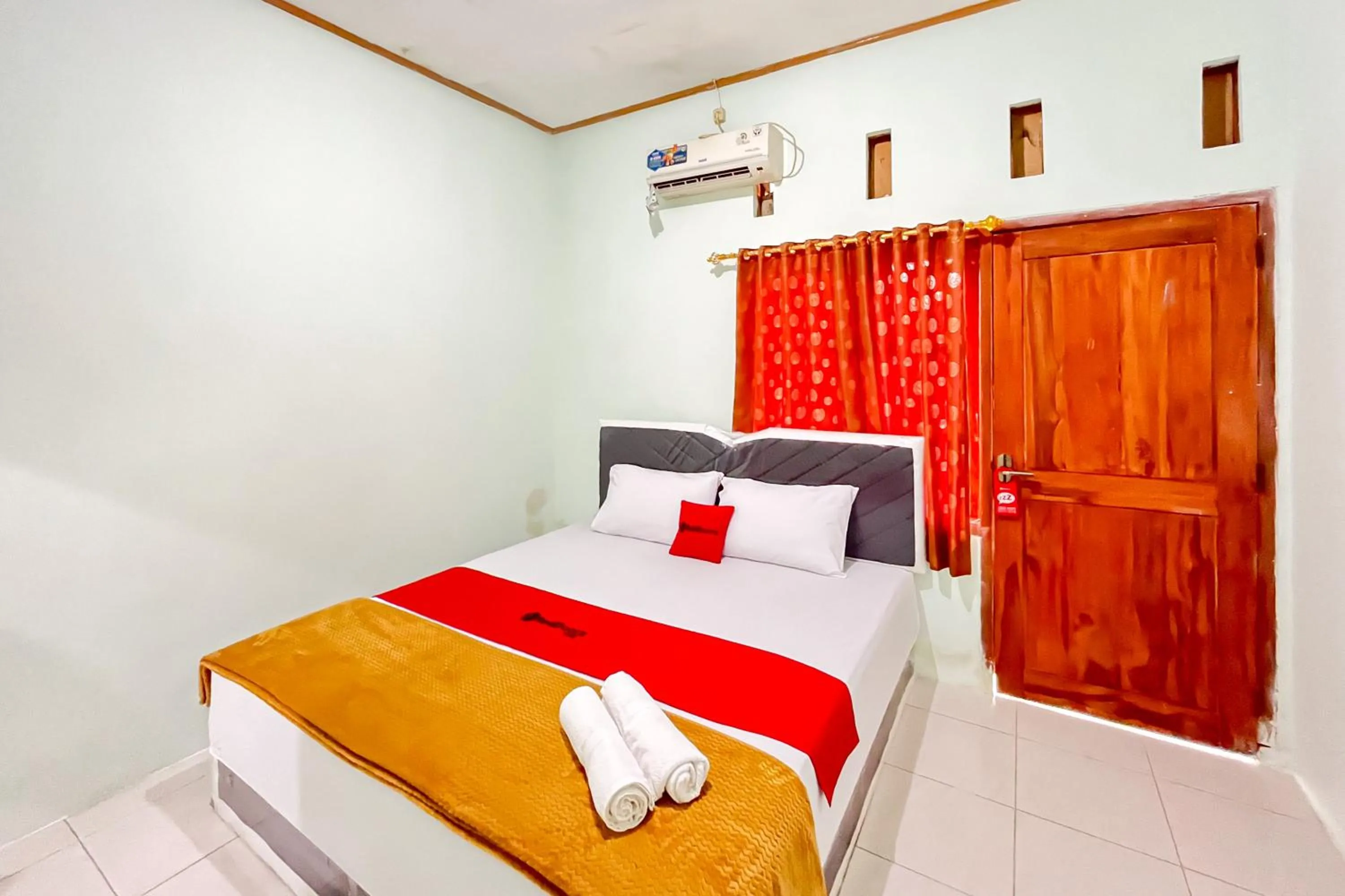 Standard Twin Room in RedDoorz Syariah near RS Bhayangkara Nganjuk