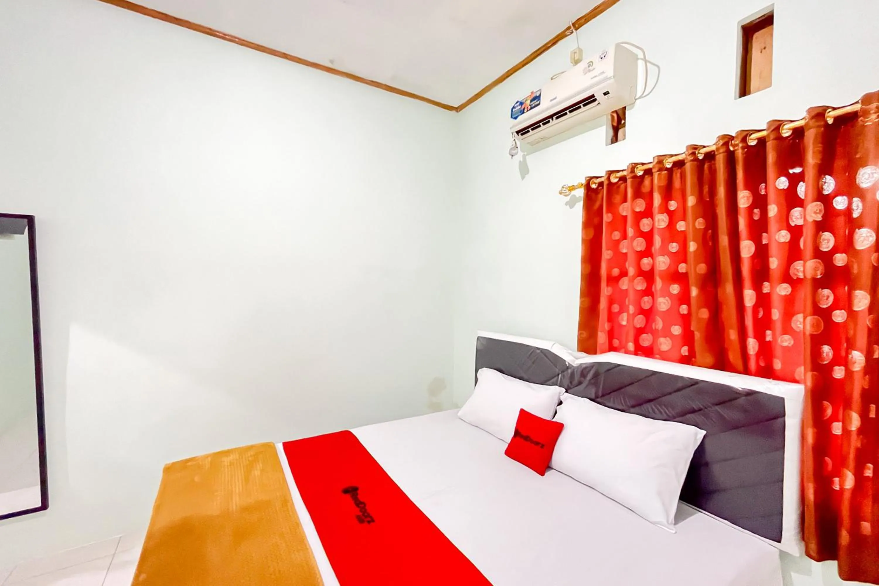 Standard Twin Room in RedDoorz Syariah near RS Bhayangkara Nganjuk