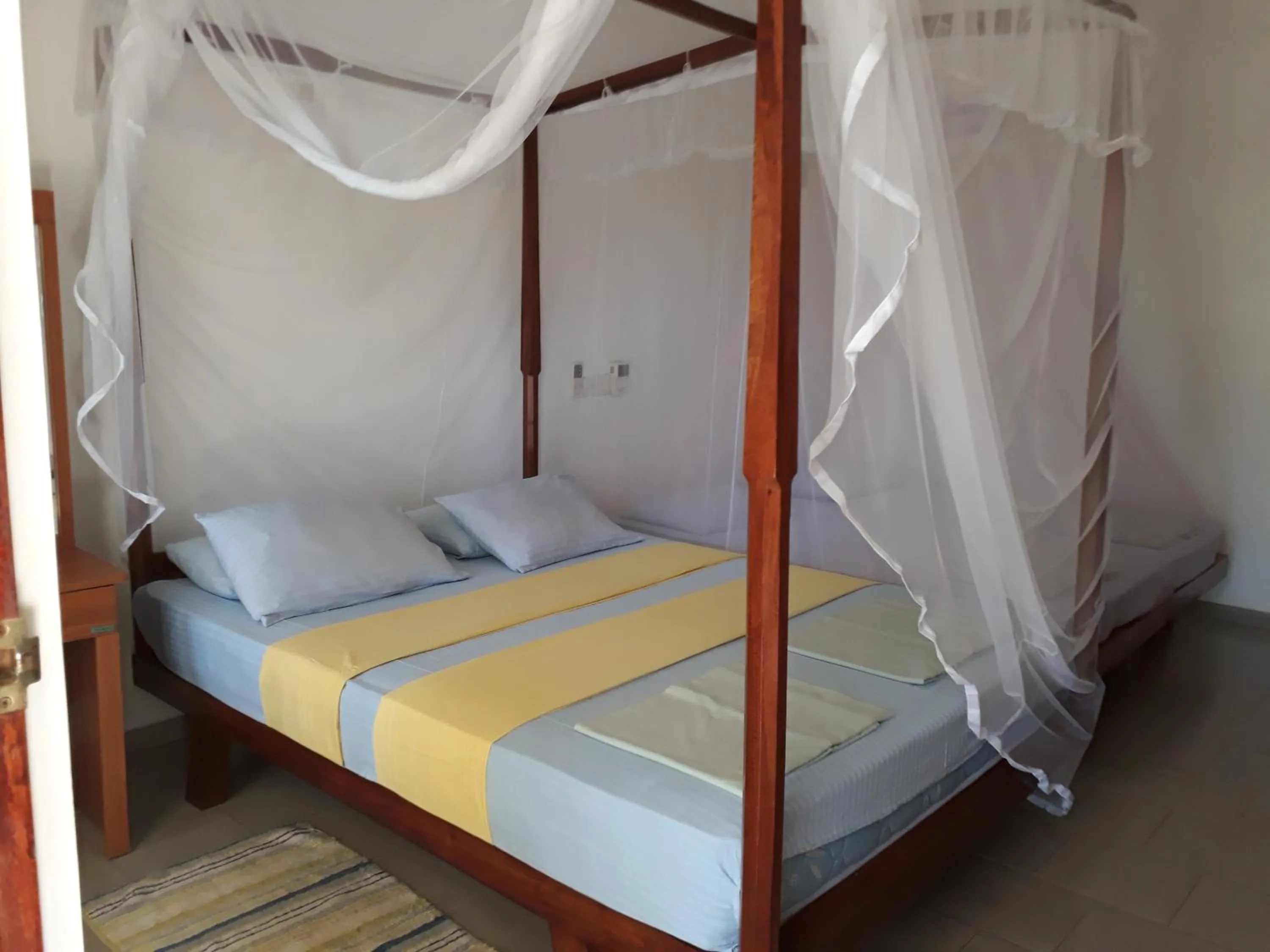 Bedroom, Bed in Traveller's Home Hotel