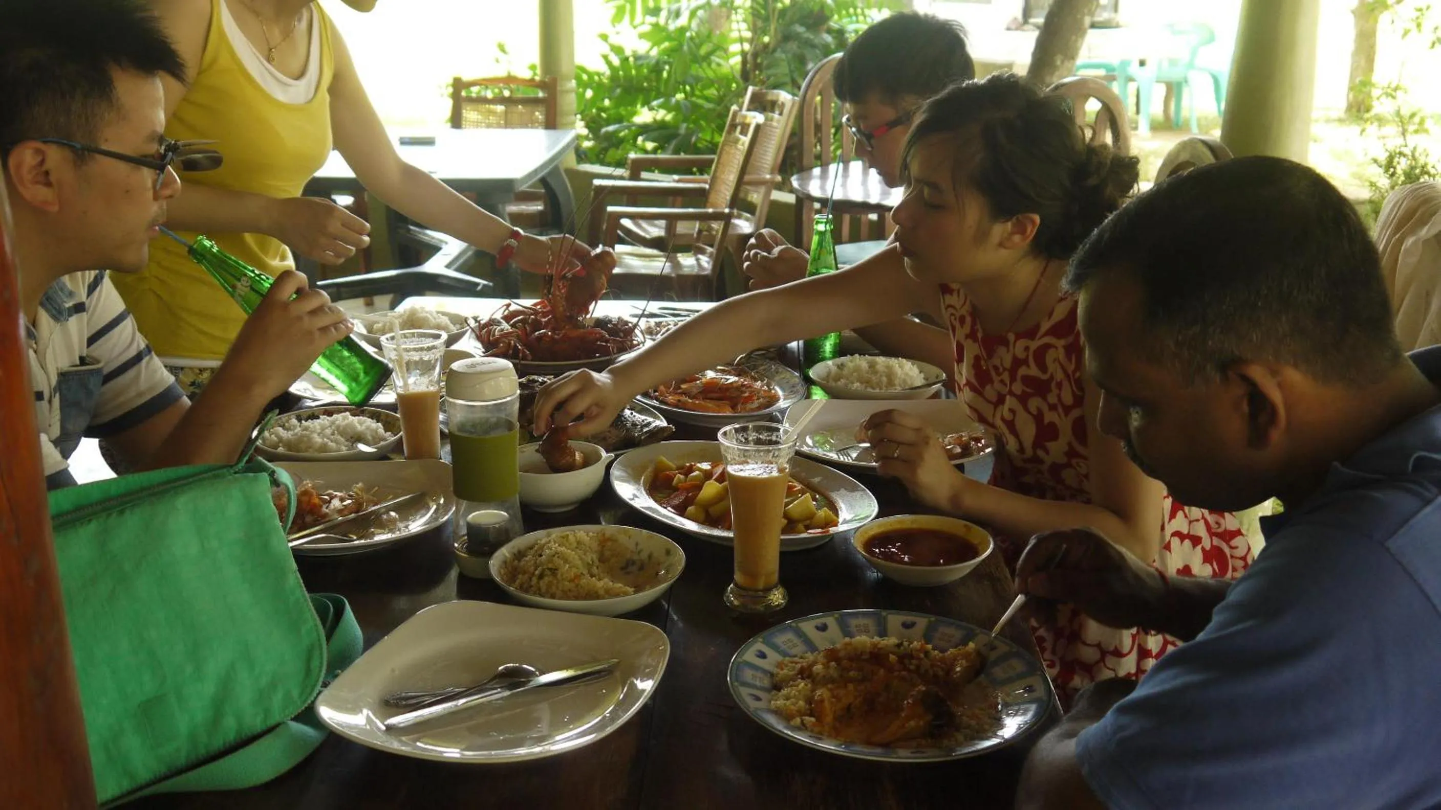 Restaurant/places to eat in Traveller's Home Hotel