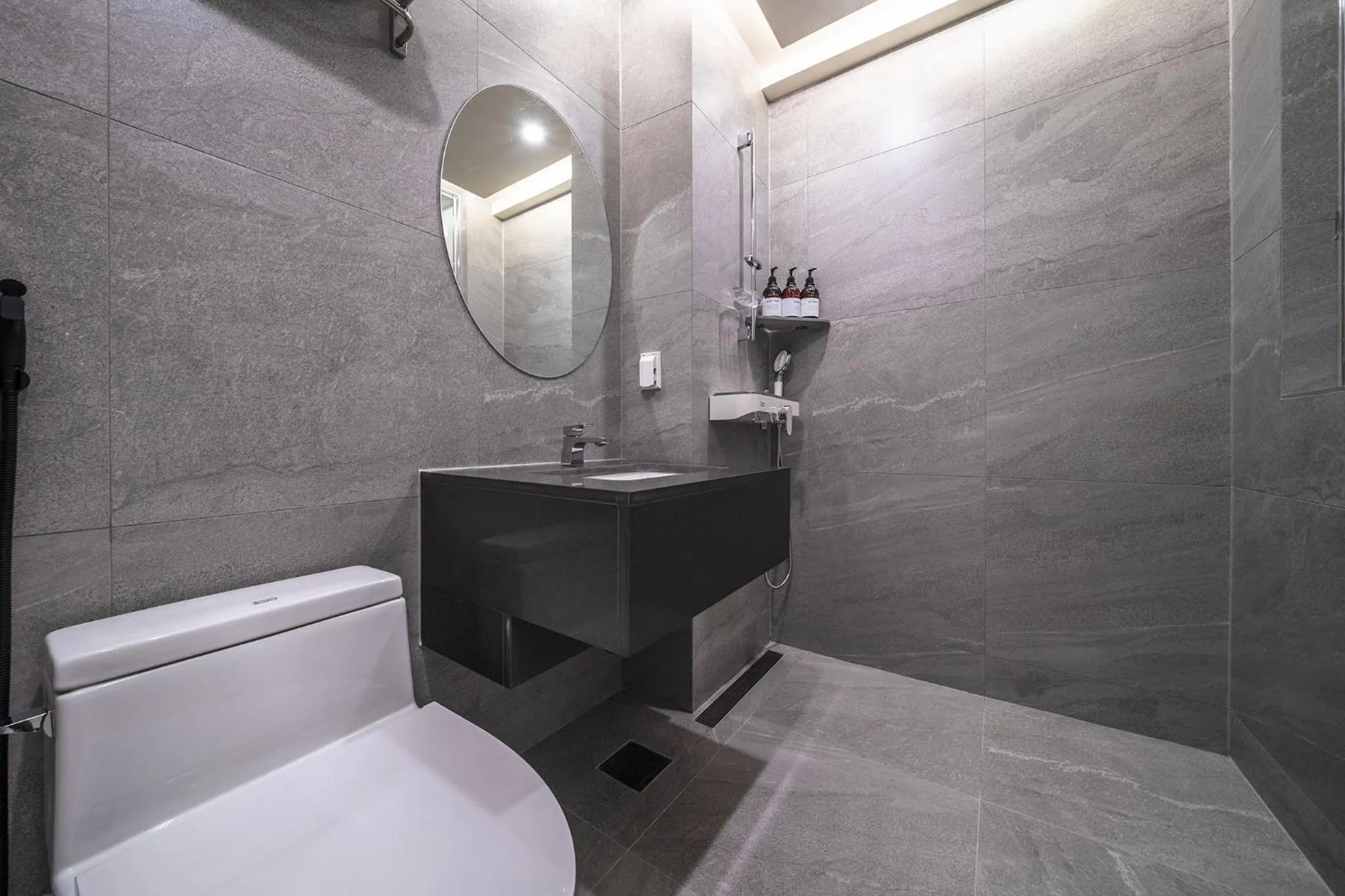 Toilet in Bluebird Hotel