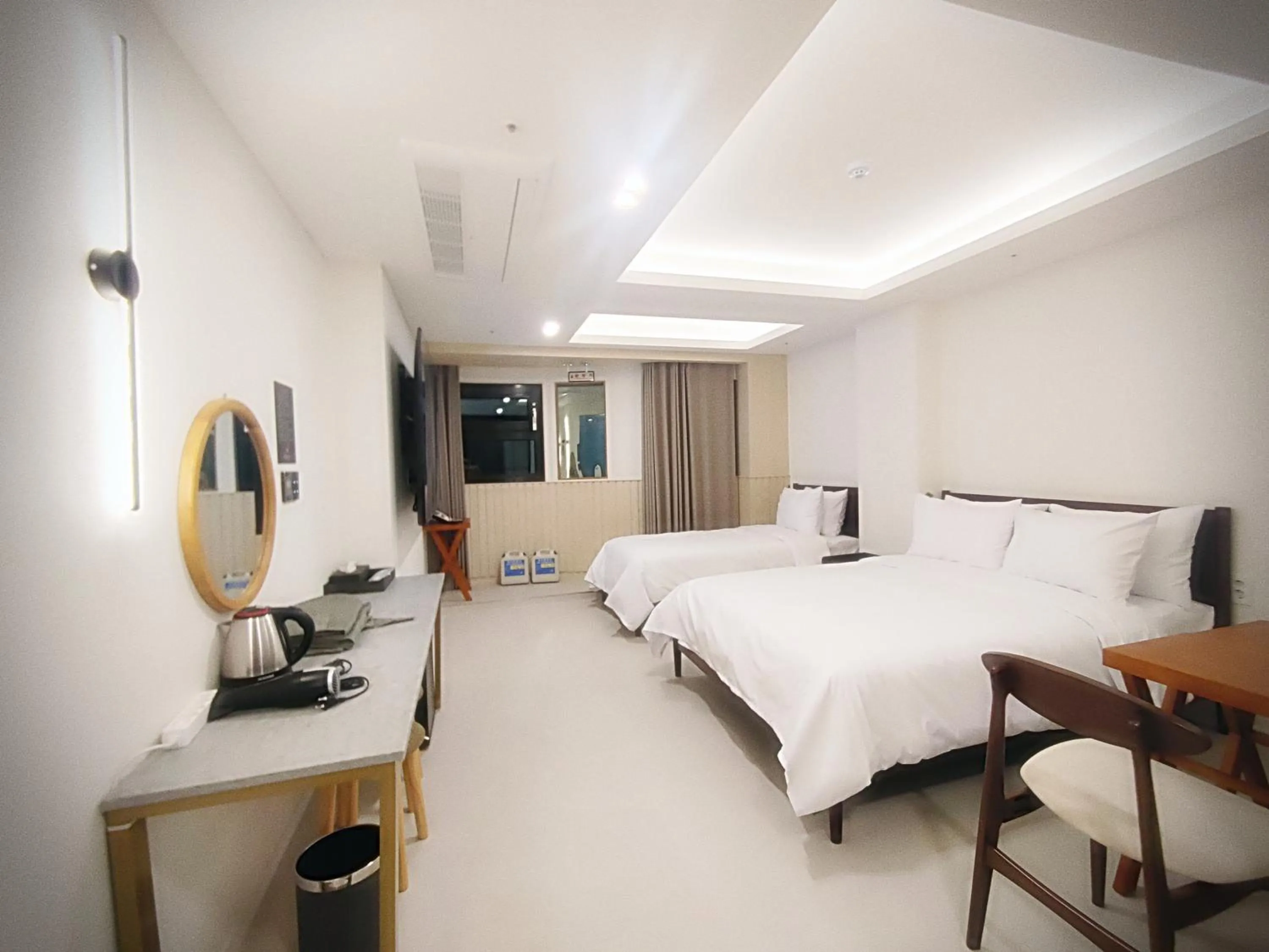 Bedroom, Bed in Bluebird Hotel